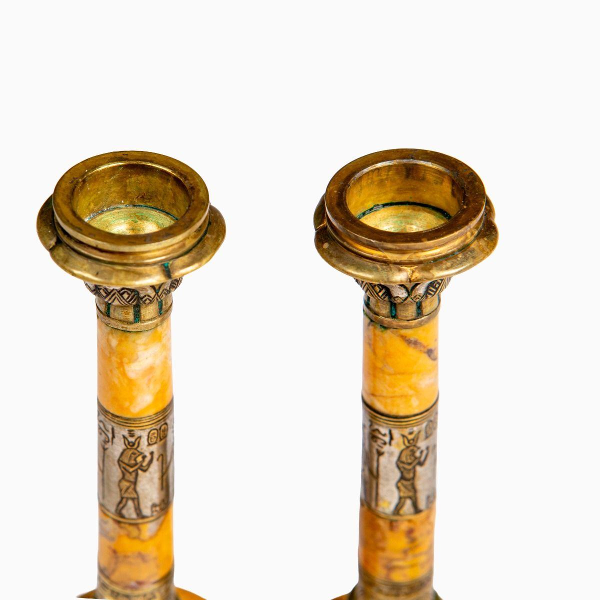 Coppia di candelabri in marmo travertino Grand Tour con revival egiziano in vendita 8