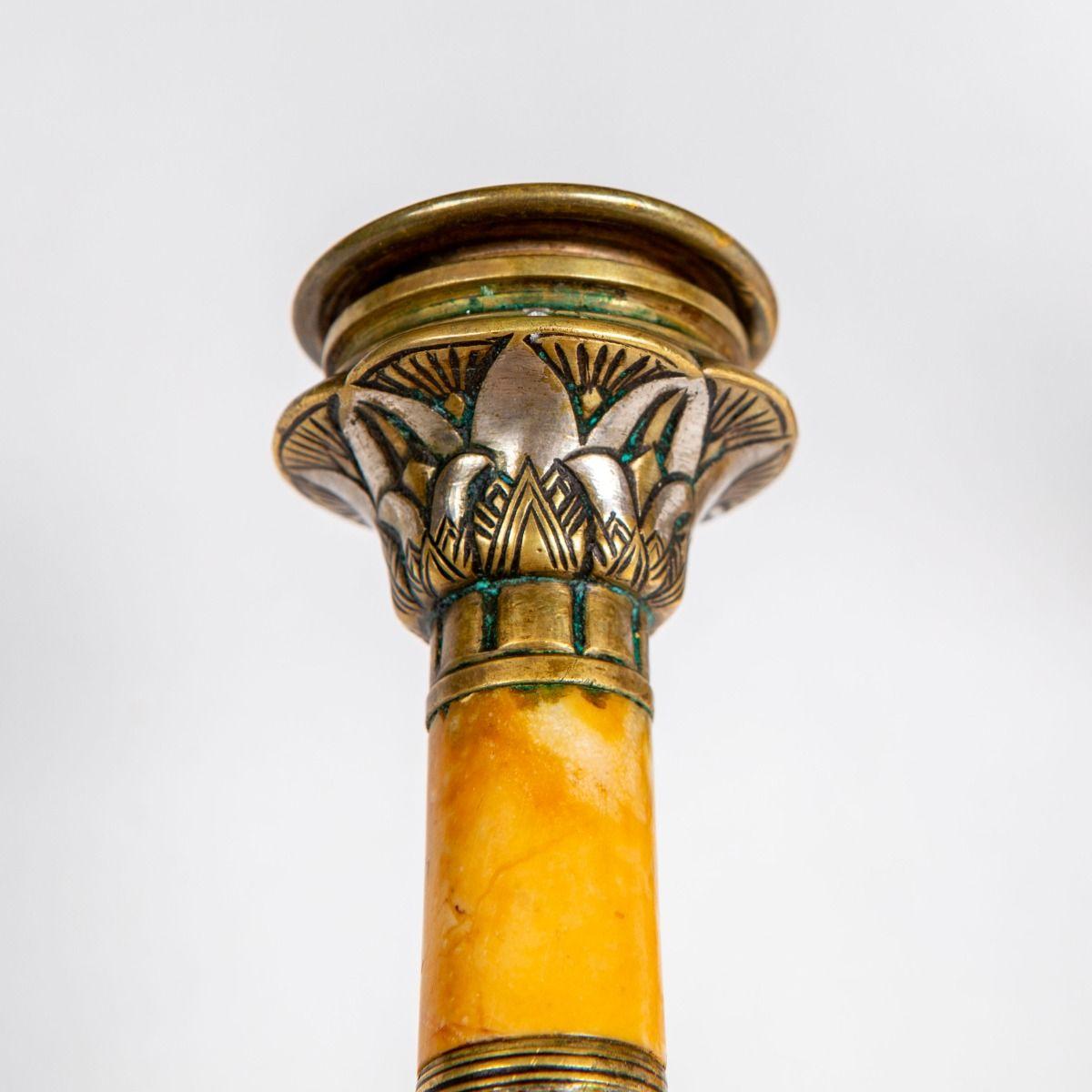 Coppia di candelabri in marmo travertino Grand Tour con revival egiziano in vendita 10