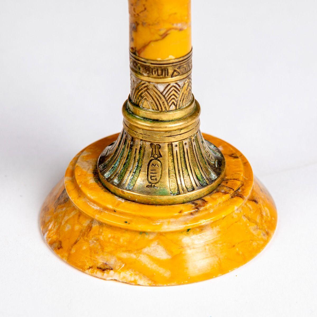 Coppia di candelabri in marmo travertino Grand Tour con revival egiziano in vendita 11