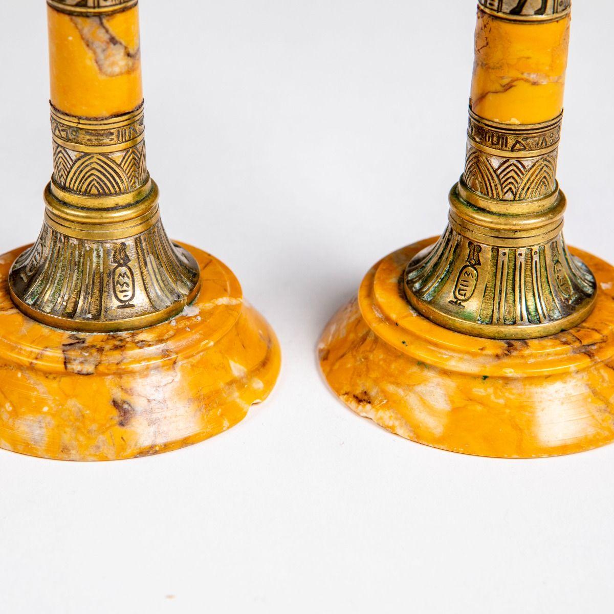 Coppia di candelabri in marmo travertino Grand Tour con revival egiziano in vendita 12