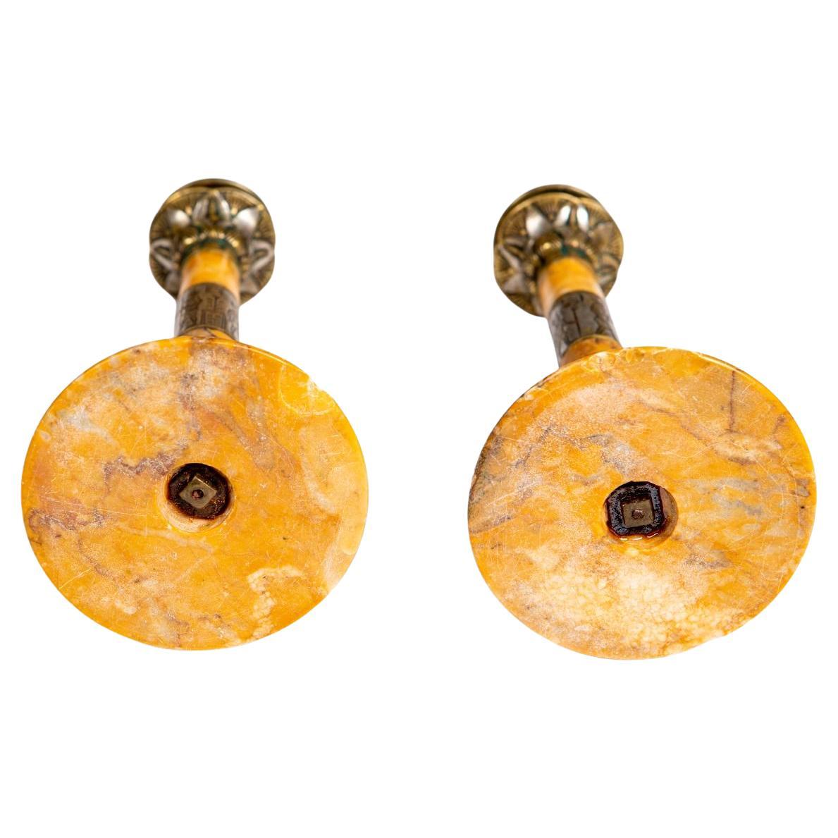 Coppia di candelabri in marmo travertino Grand Tour con revival egiziano in vendita 13