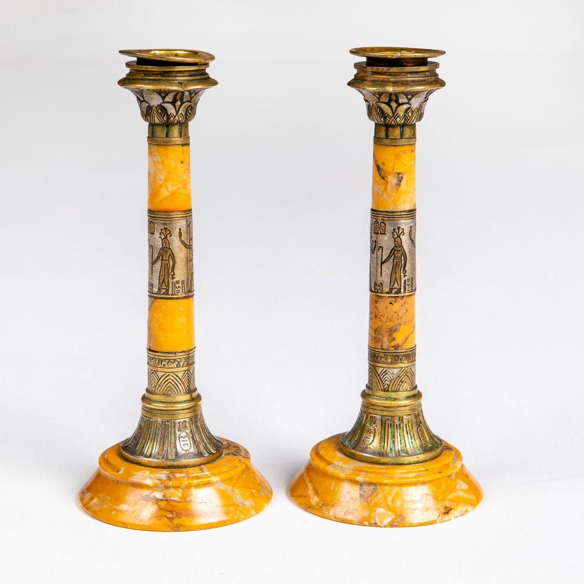 Italiano Coppia di candelabri in marmo travertino Grand Tour con revival egiziano in vendita