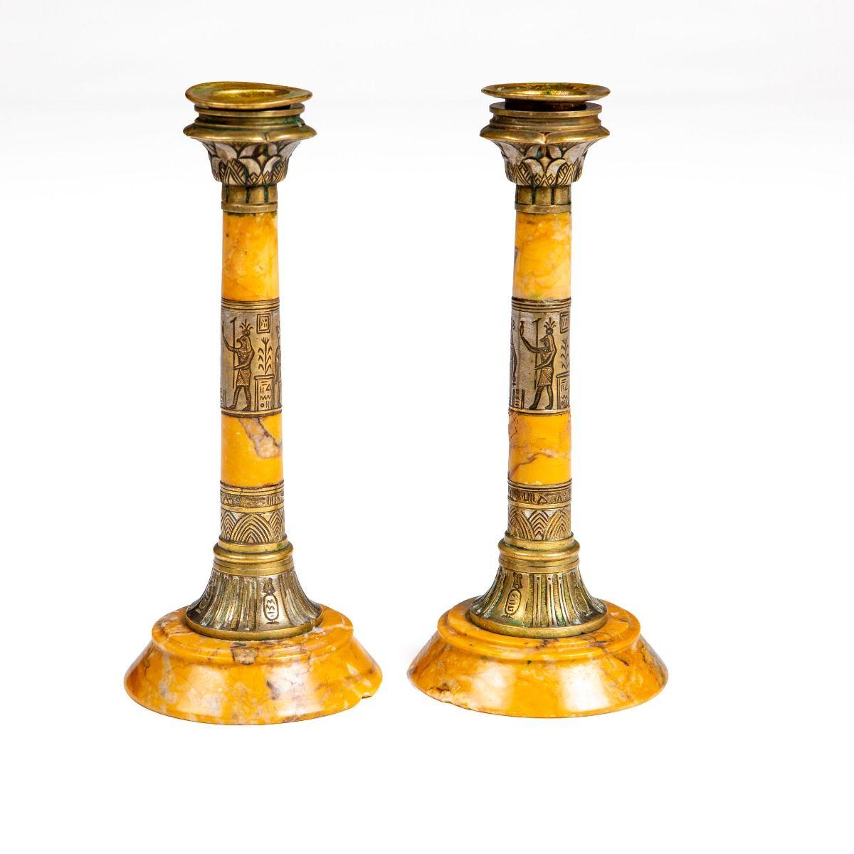 Coppia di candelabri in marmo travertino Grand Tour con revival egiziano In condizioni buone in vendita a Kastrup, DK