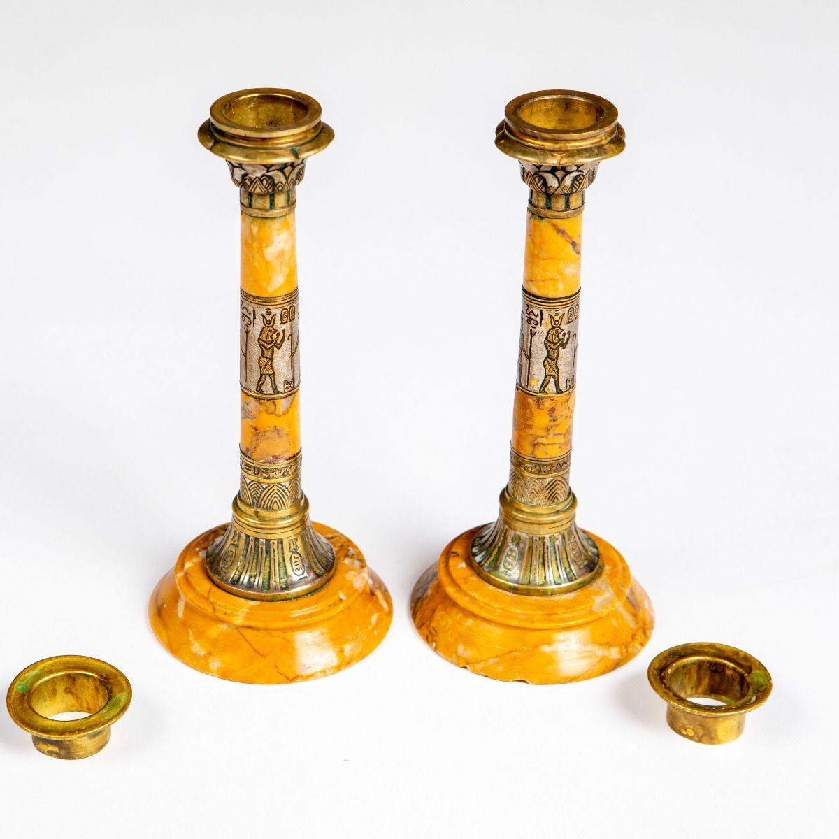 XIX secolo Coppia di candelabri in marmo travertino Grand Tour con revival egiziano in vendita