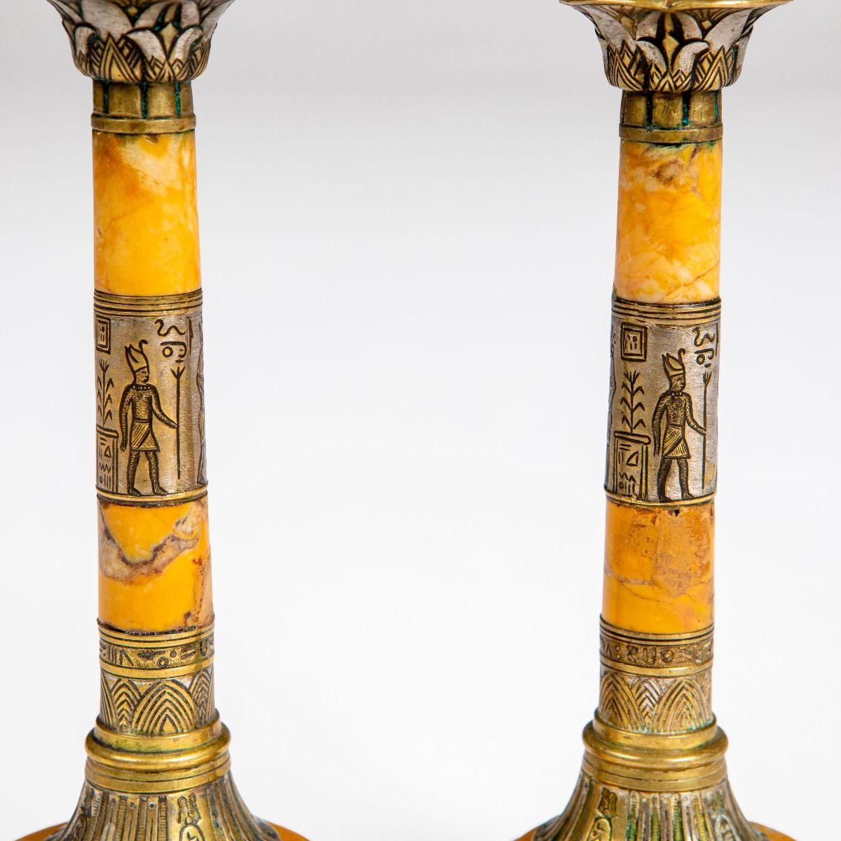 Bronzo Coppia di candelabri in marmo travertino Grand Tour con revival egiziano in vendita