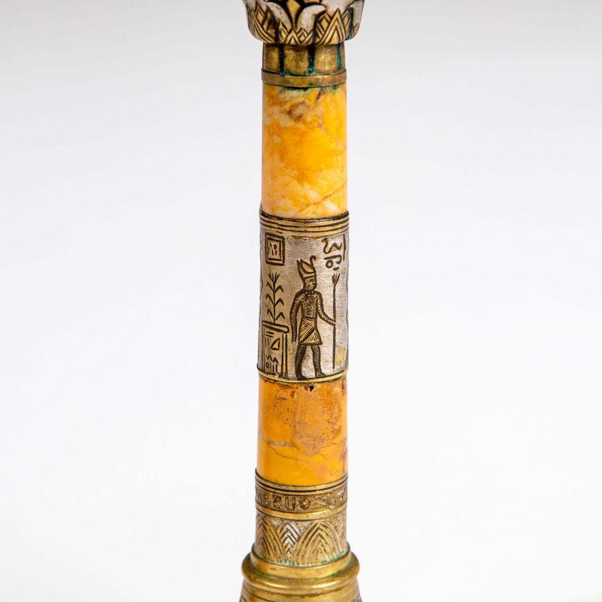 Coppia di candelabri in marmo travertino Grand Tour con revival egiziano in vendita 1