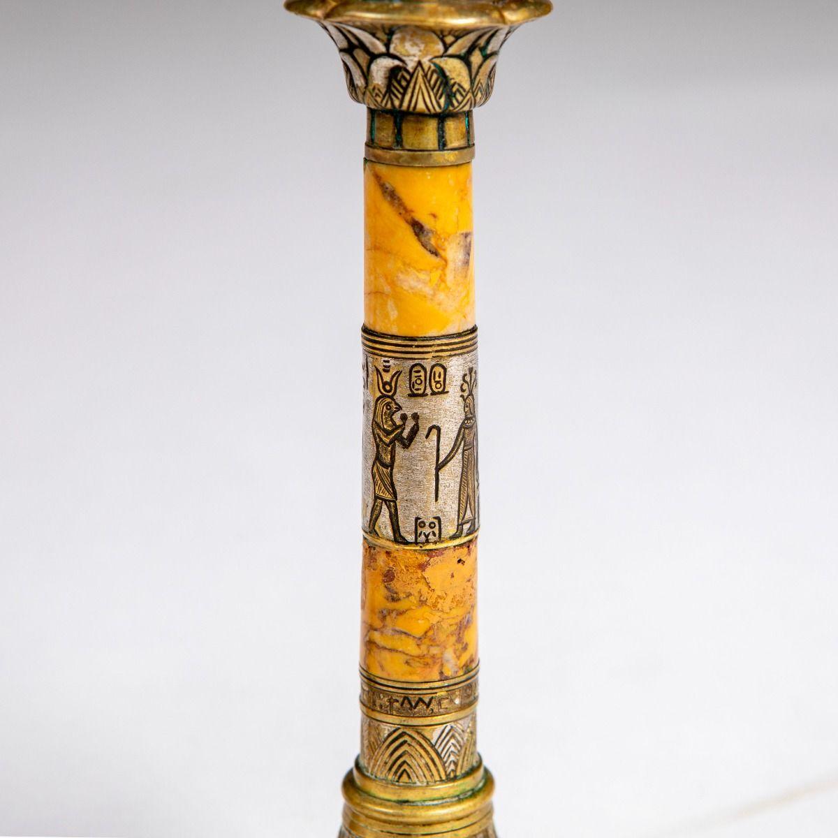 Coppia di candelabri in marmo travertino Grand Tour con revival egiziano in vendita 3