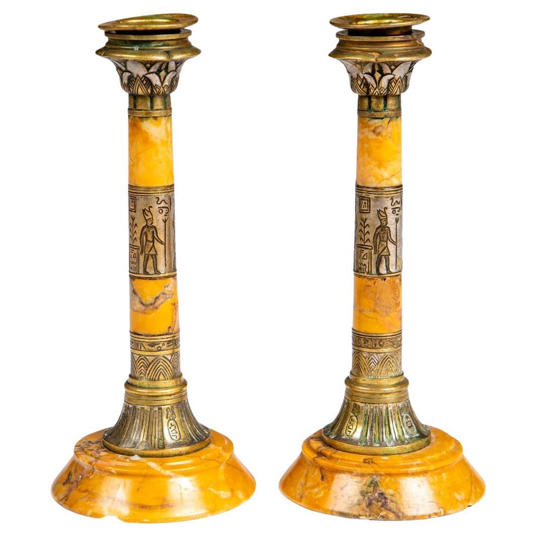 Coppia di candelabri in marmo travertino Grand Tour con revival egiziano