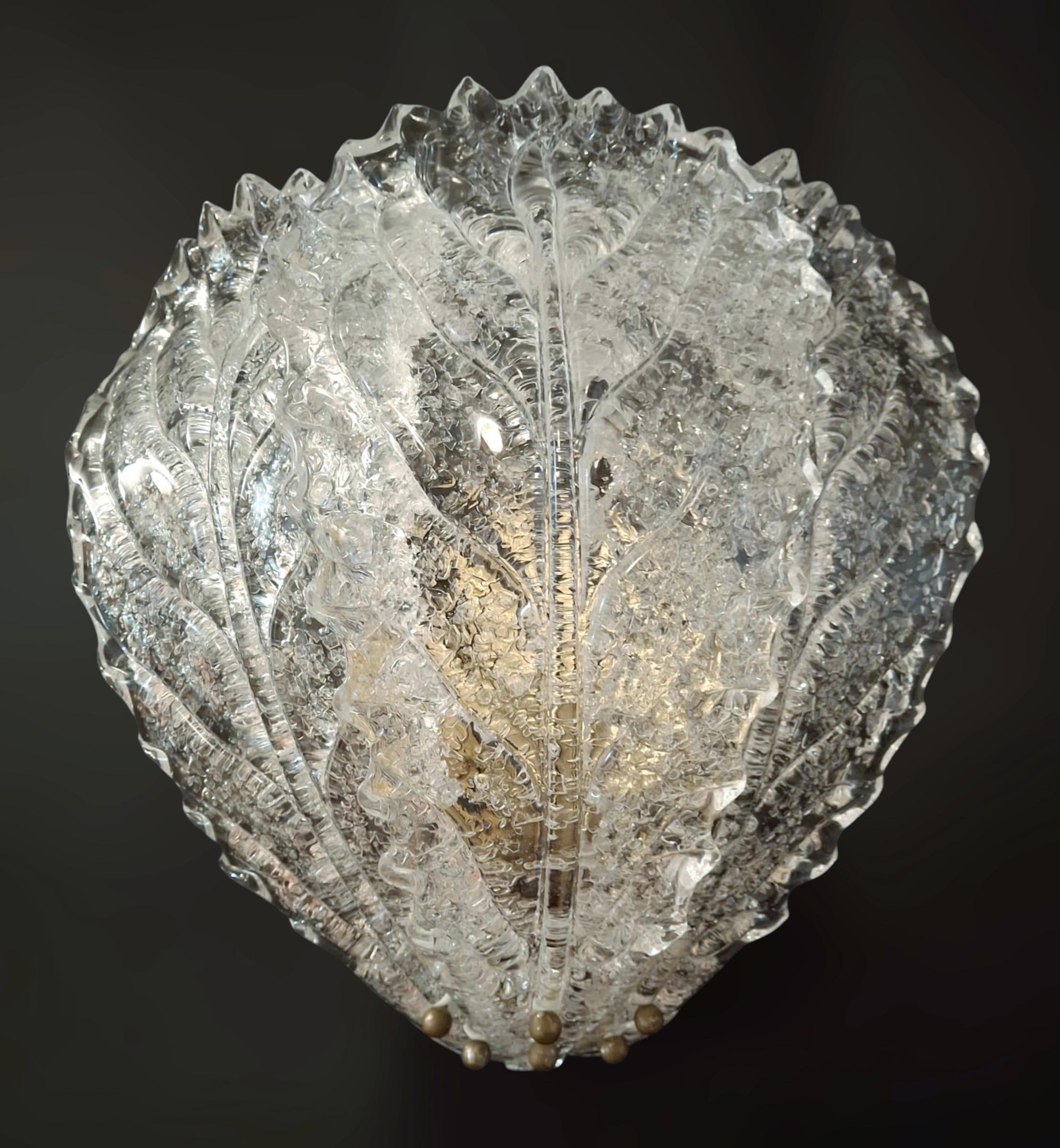 Vintage Italian wall light with three clear Murano glass leaves hand blown with granular texture using Graniglia technique, mounted on gold metal frame / made in Italy in the style of Barovier e Toso, circa 1960s
Measures: height 14 inches, width 14