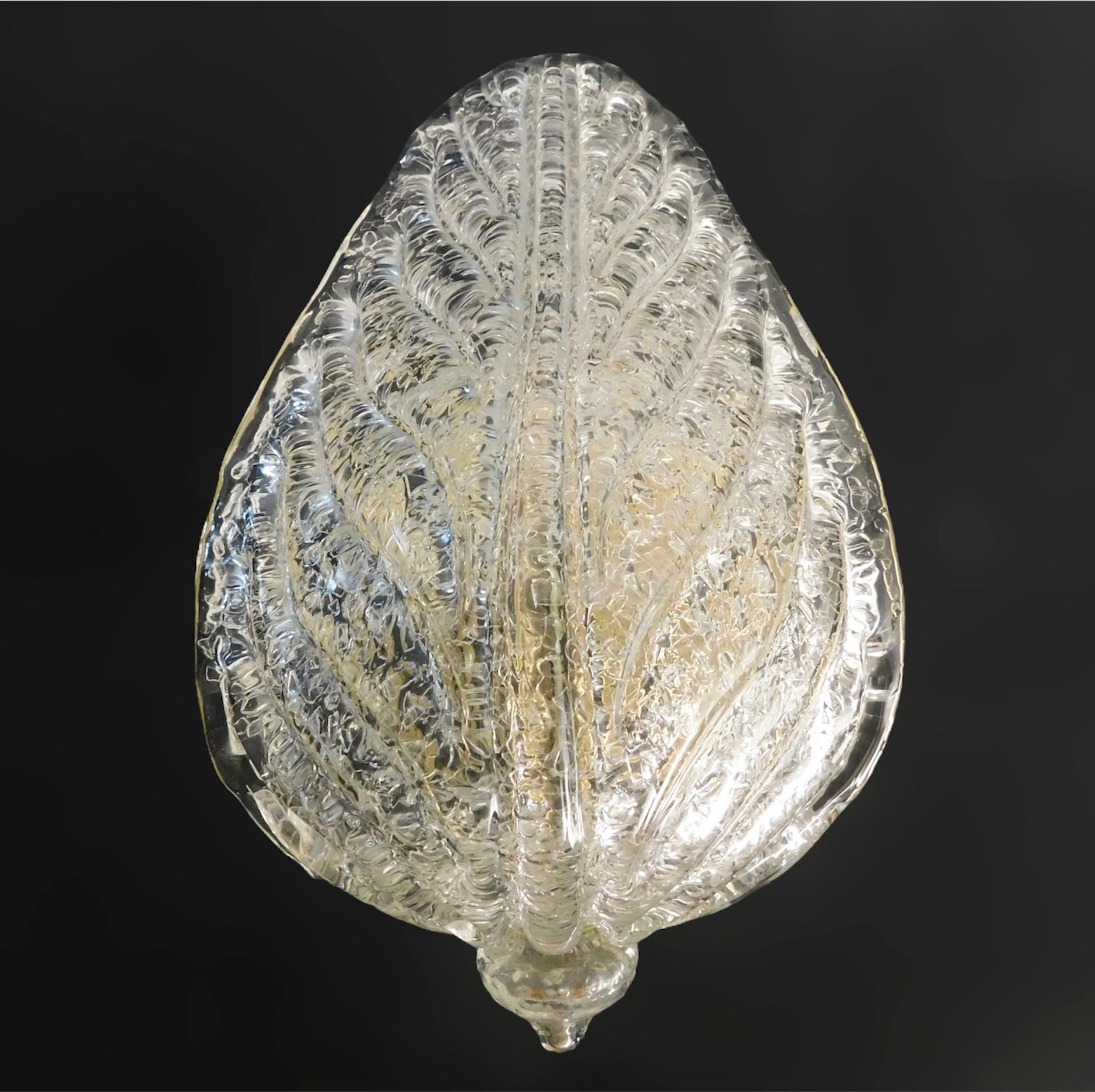 Aplique italiano con una hoja de cristal de Murano transparente soplada a mano con Graniglia para producir un efecto de textura granulada / Fabricado en Italia al estilo de Barovier e Toso
Medidas: Alto 10,5 pulgadas, ancho 6,5 pulgadas, fondo 5,5
