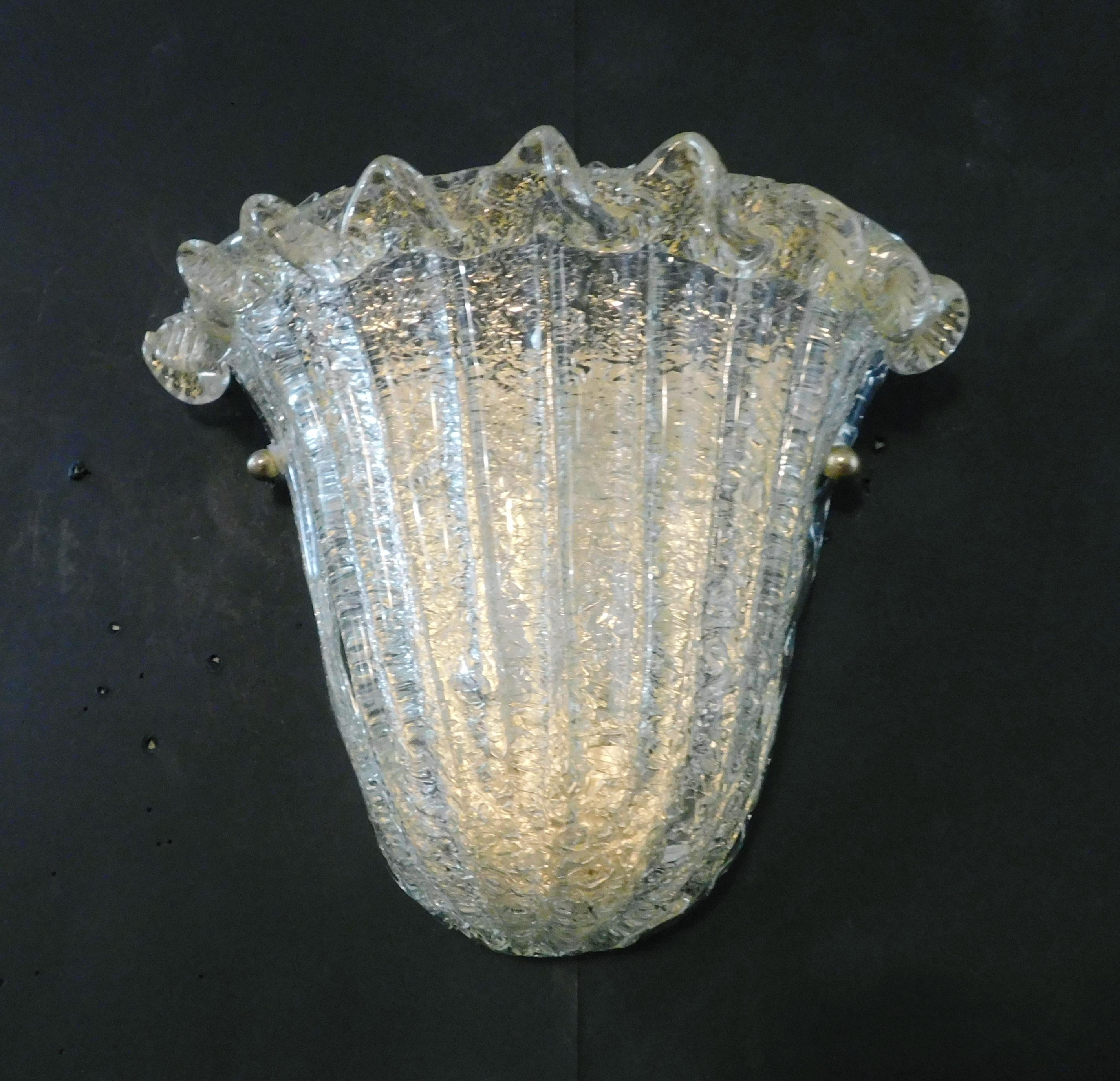 Italian wall light with a Murano glass shield hand blown in Graniglia technique to produce granular textured effect, mounted on gold plated finish frame / Made in Italy 1960s, in the style of Barovier e Toso
Measures: Height 8 inches, width 9.5