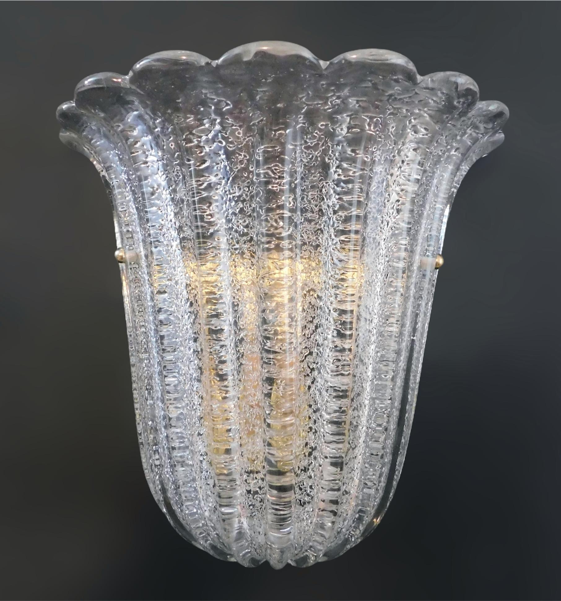 Applique italienne avec un bouclier en verre de Murano soufflé à la main selon la technique Graniglia pour produire un effet texturé granuleux / Made in Italy by Barovier&Toso
Label original sur le cadre
Mesures : Hauteur 10,5 pouces, largeur 11