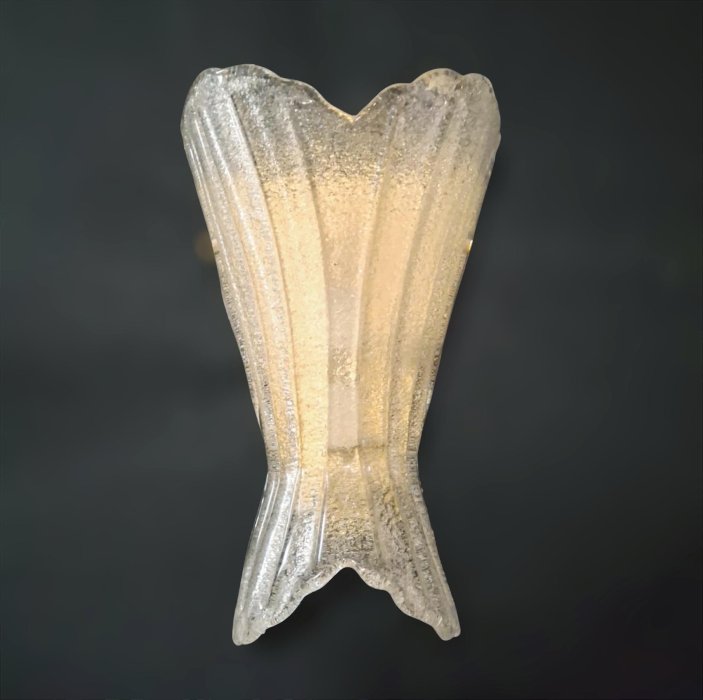 Vintage Italian wall light with a clear Murano glass shade hand blown with granular texture using Graniglia technique with glass bow, mounted on gold metal frame / made in Italy in the style of Barovier e Toso, circa 1980s
Measures: height 15