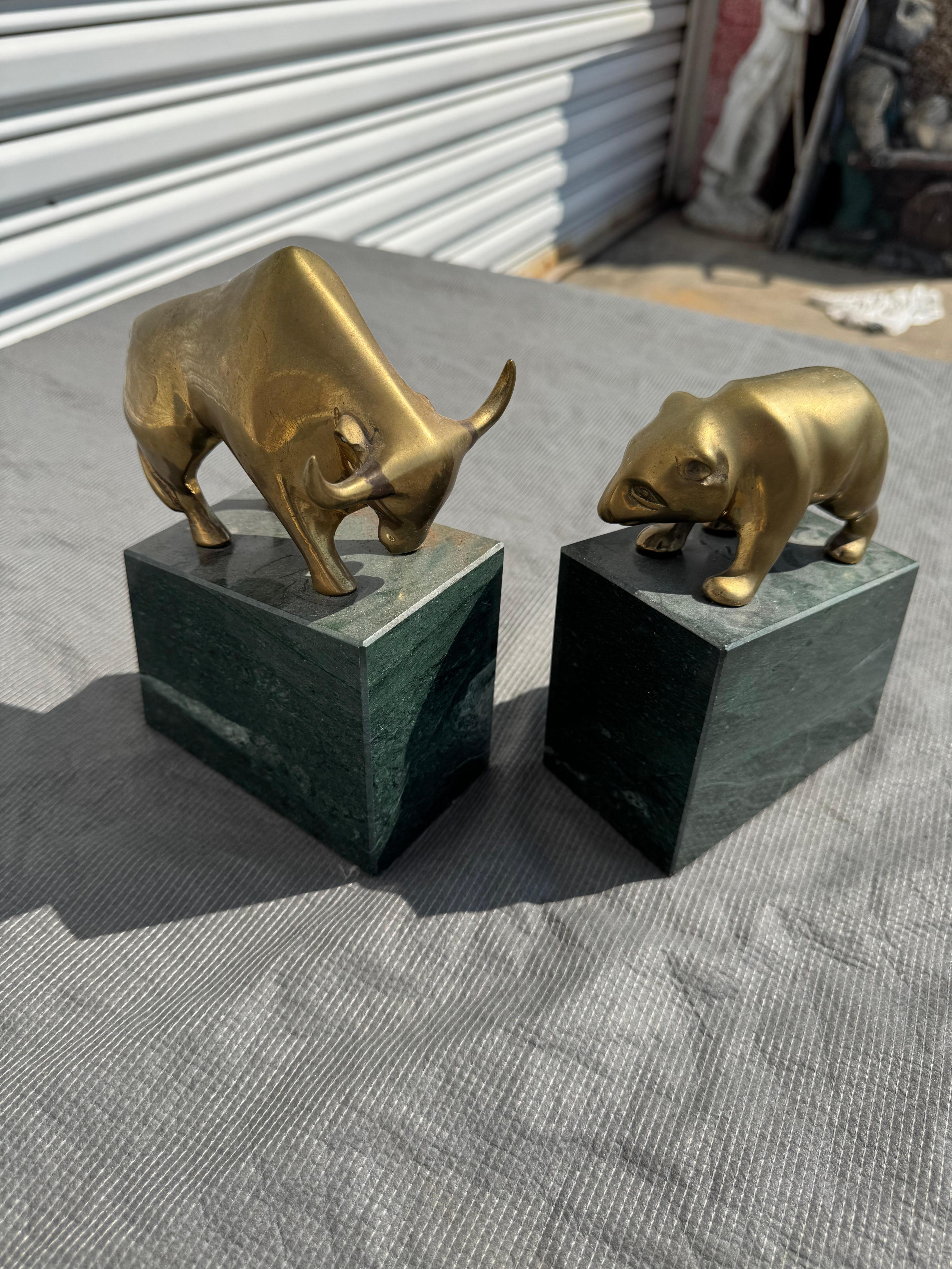 Classico americano Pair of Marble and Brass Bull and Bear Market Bookends in vendita
