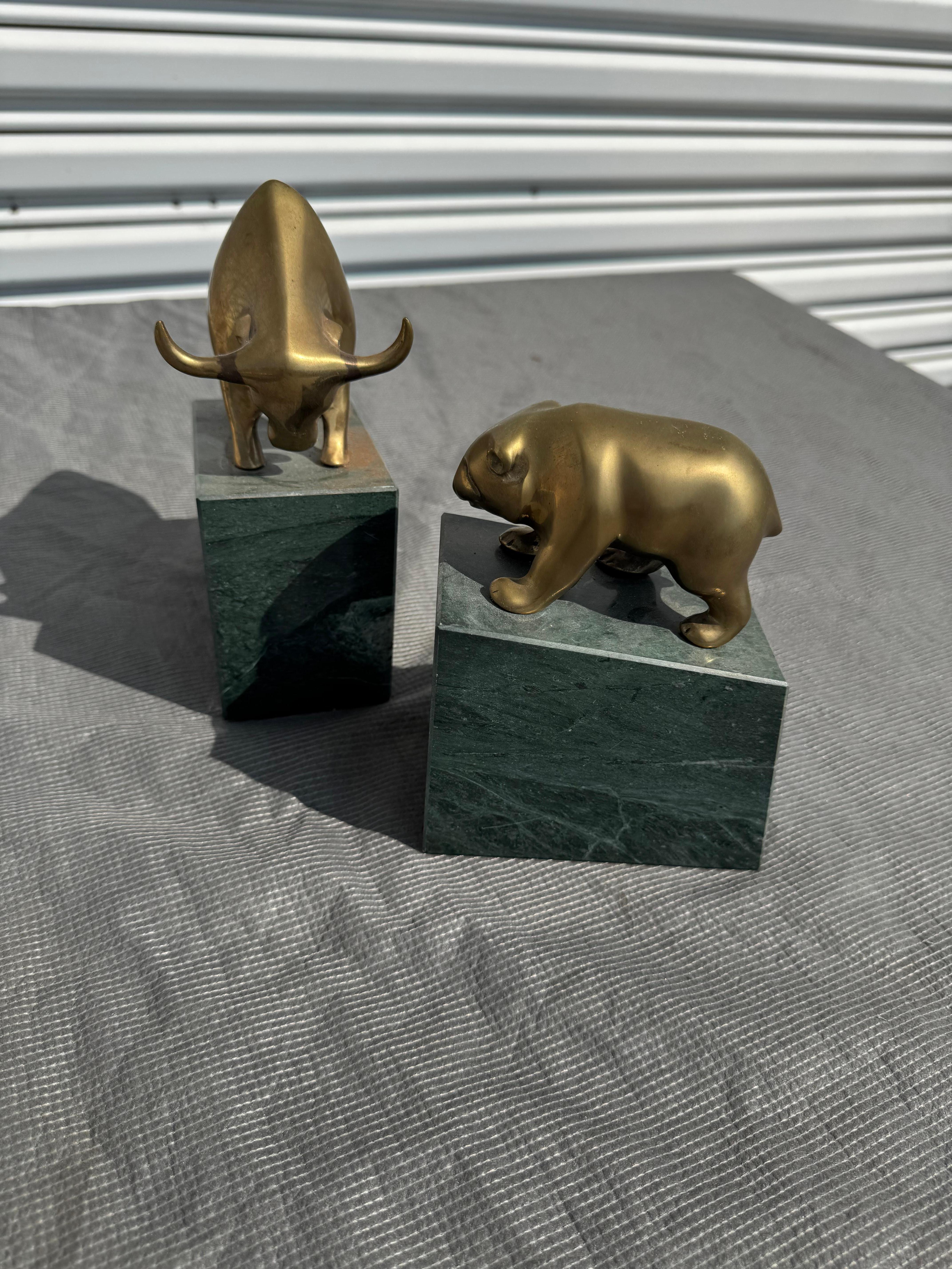Americano Pair of Marble and Brass Bull and Bear Market Bookends in vendita