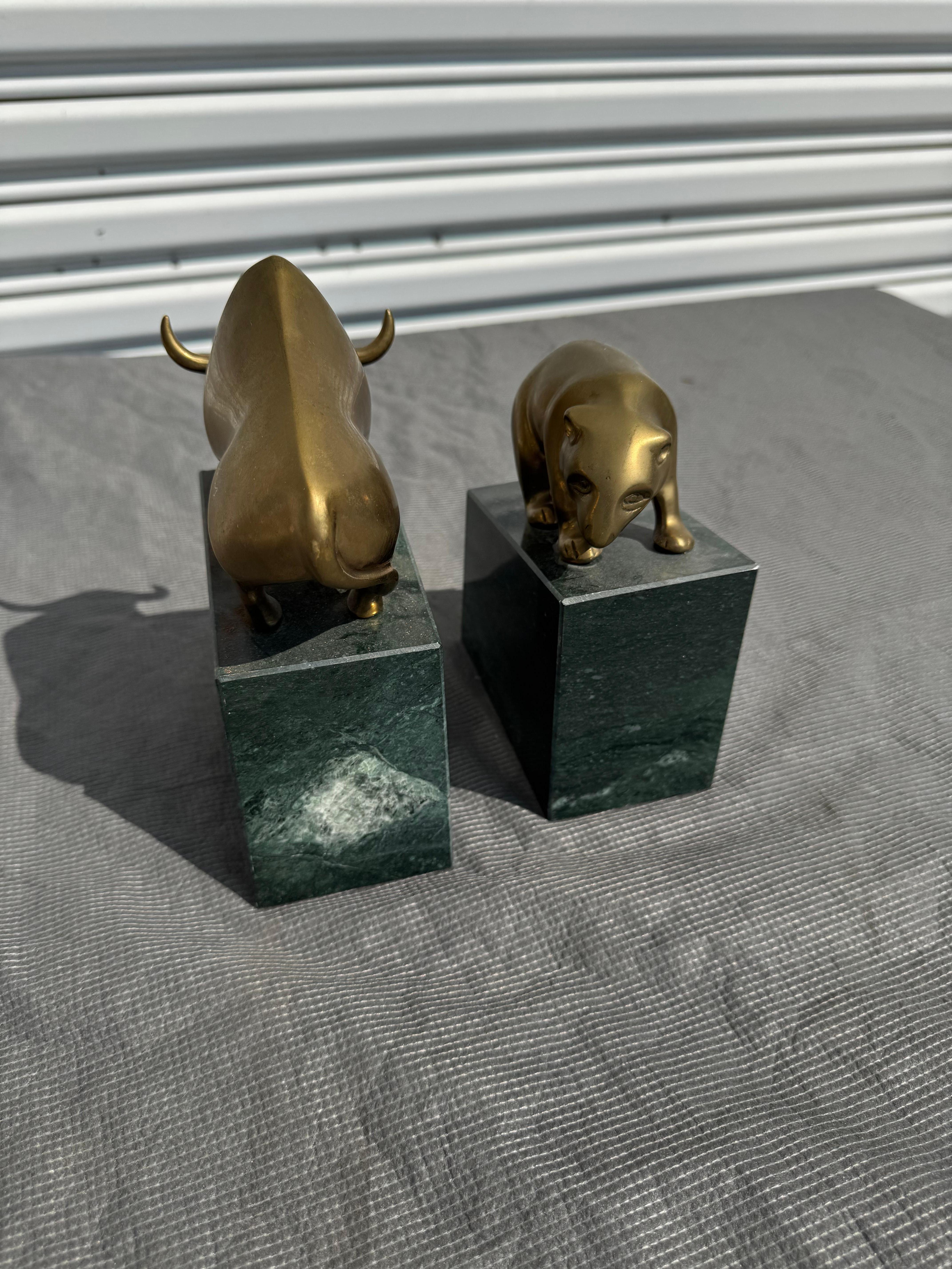 Pair of Marble and Brass Bull and Bear Market Bookends In condizioni buone in vendita a Pasadena, TX