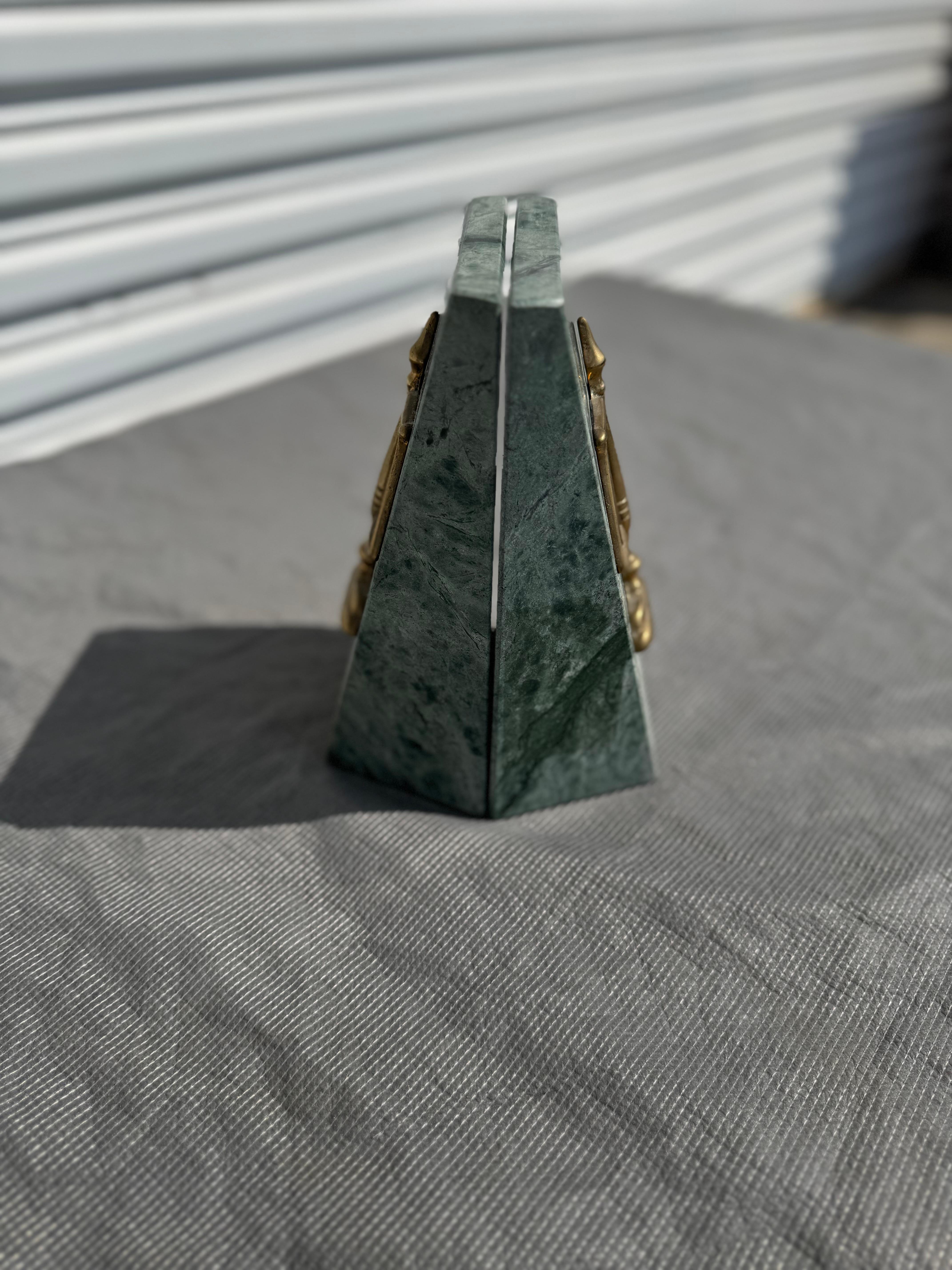 Classico americano Pair of Marble and Brass Scales of Justice Bookends in vendita