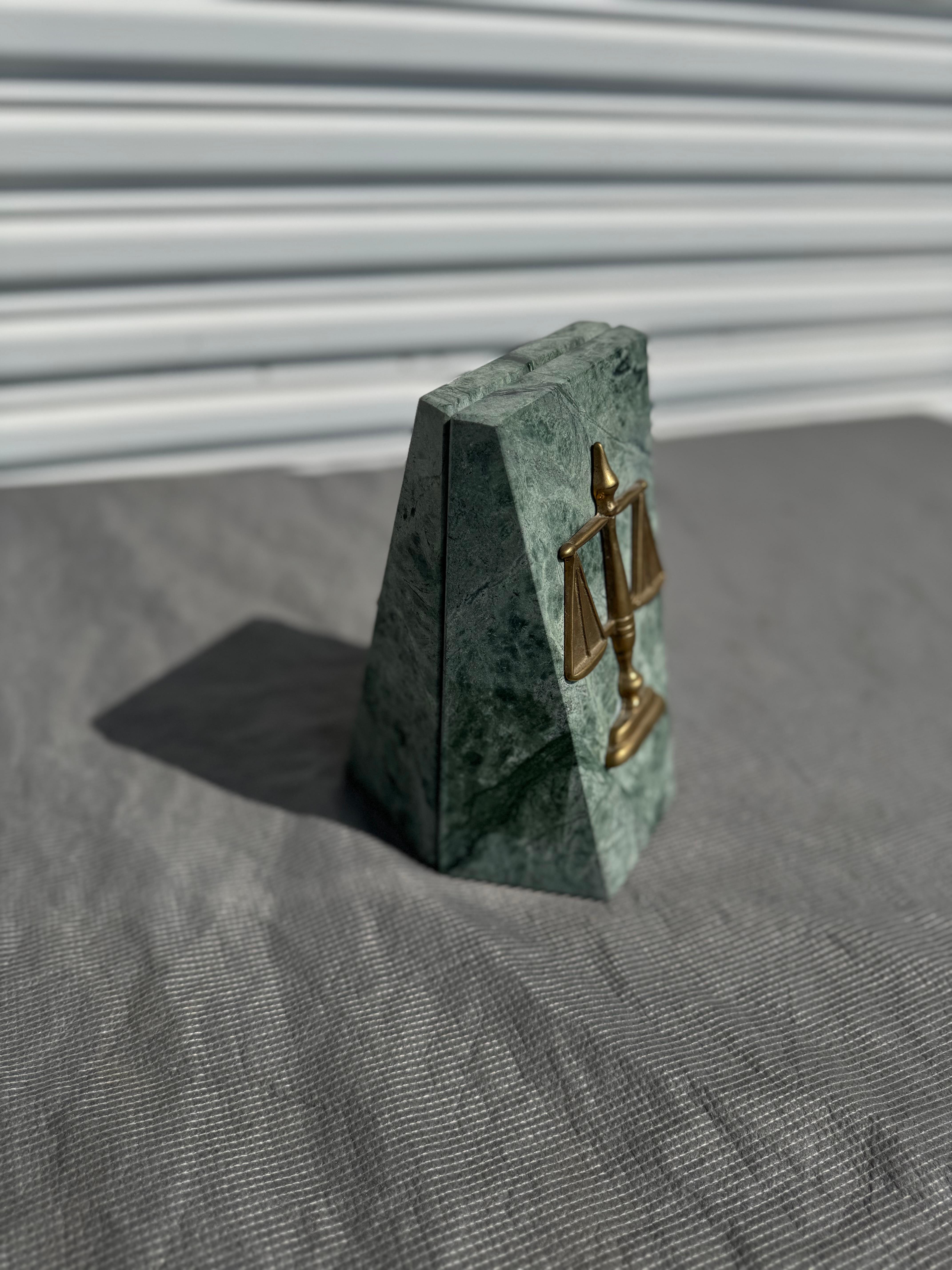 Americano Pair of Marble and Brass Scales of Justice Bookends in vendita