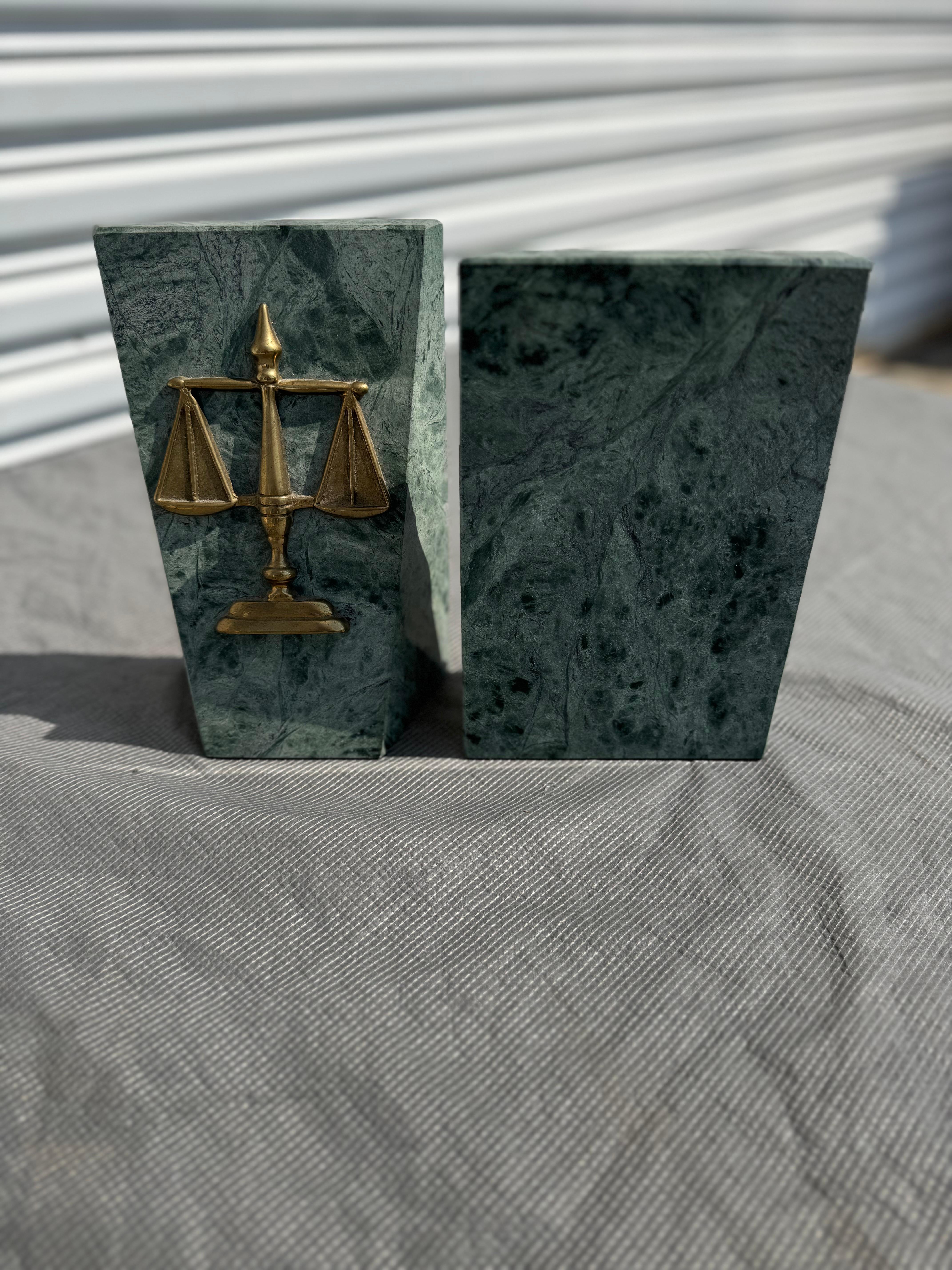 Pair of Marble and Brass Scales of Justice Bookends In condizioni buone in vendita a Pasadena, TX
