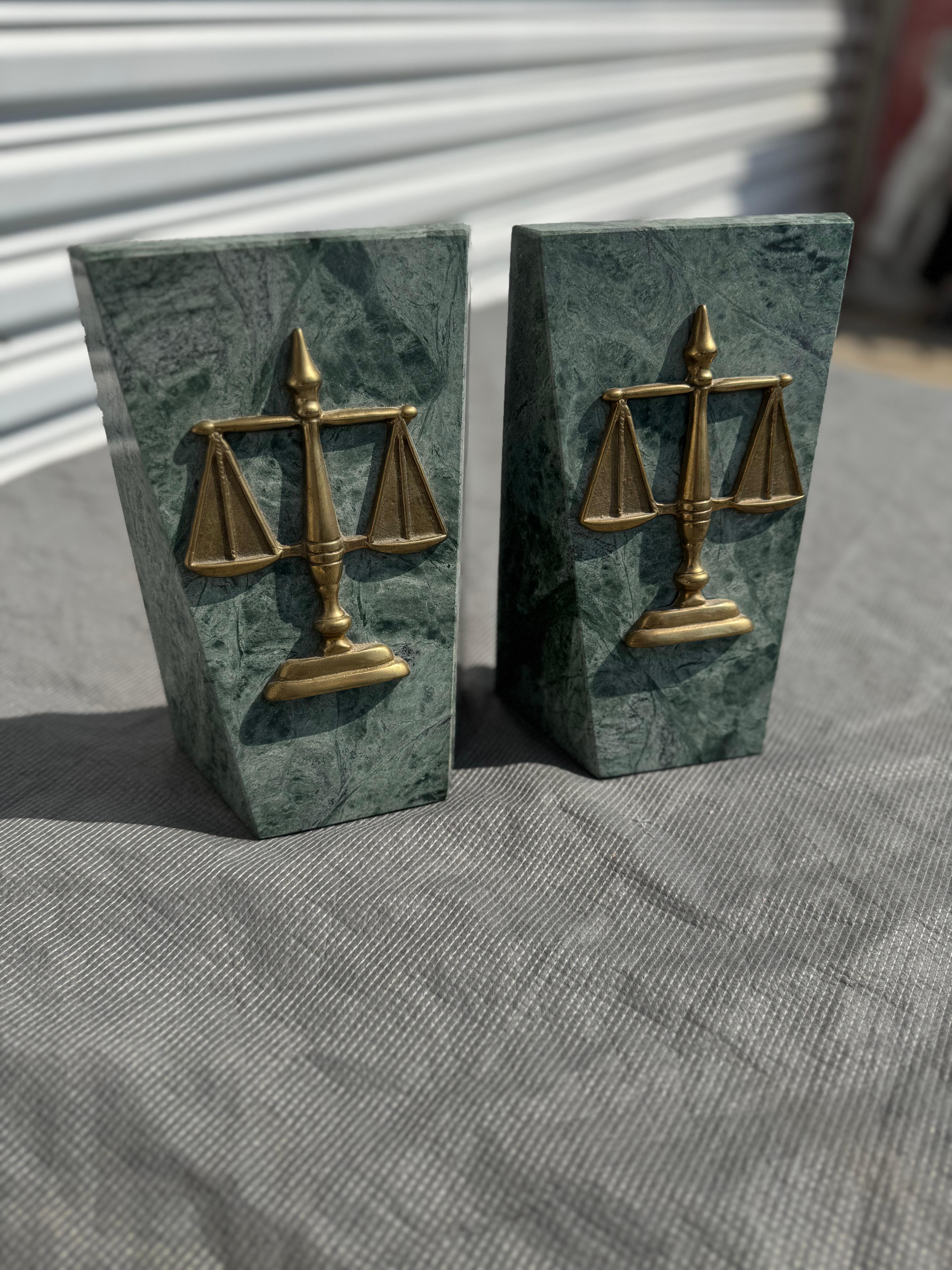XX secolo Pair of Marble and Brass Scales of Justice Bookends in vendita