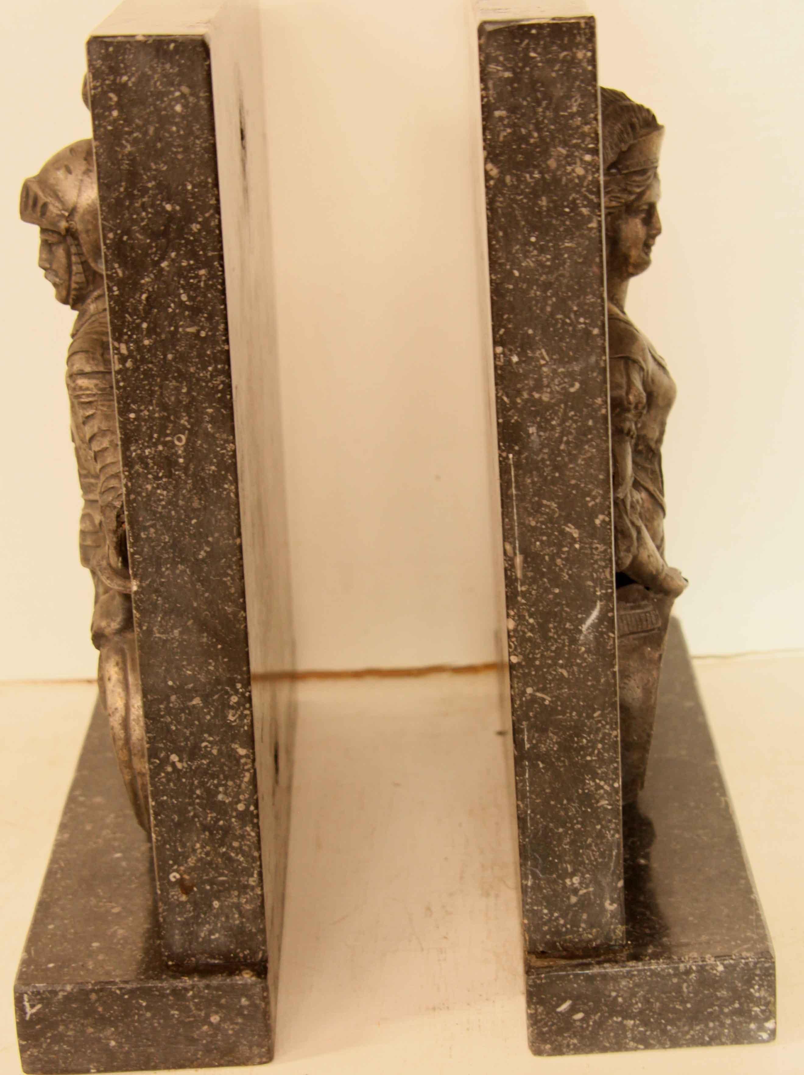 Paar figurative Bücherstützen aus Granit und Zinn im Angebot 3