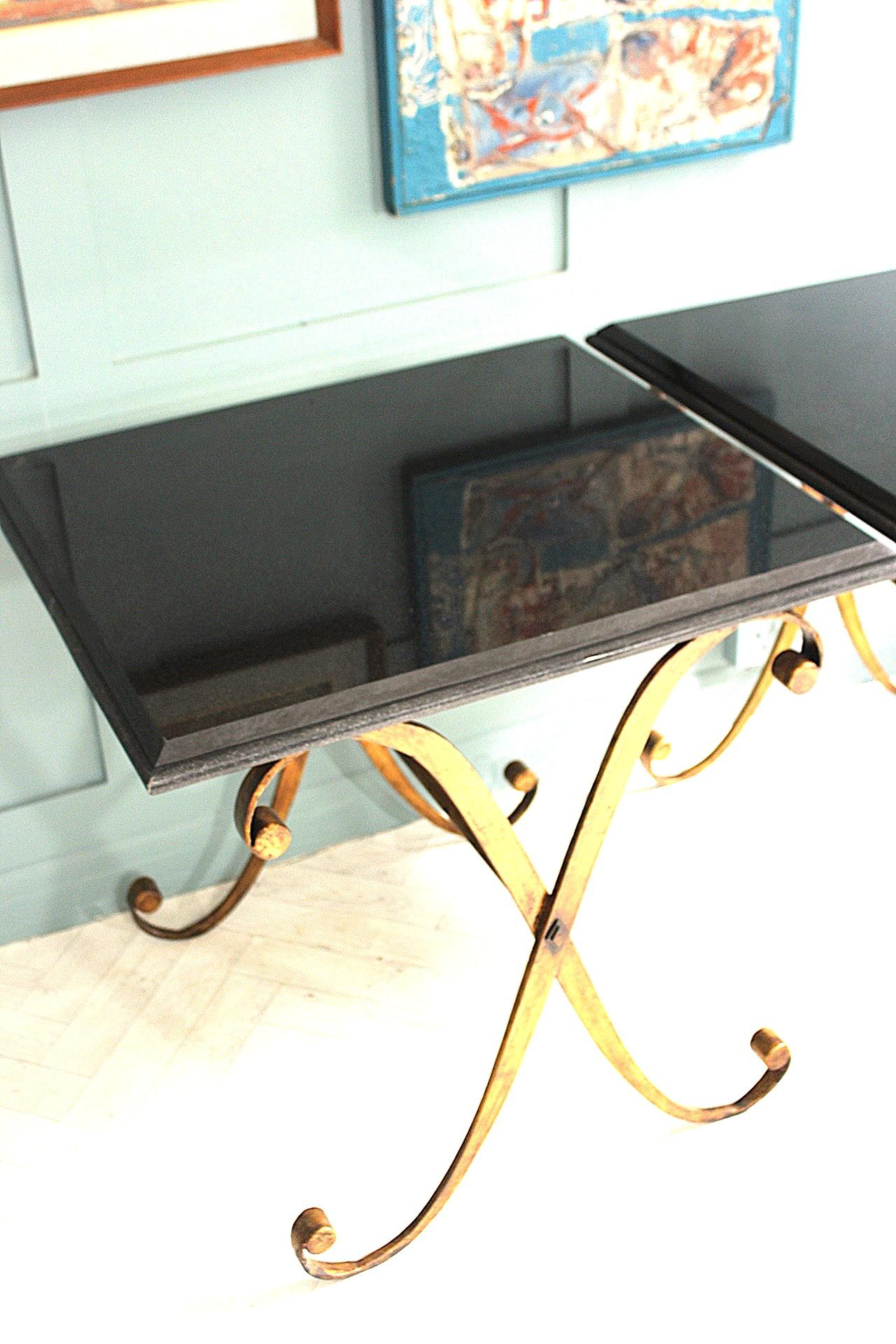 John-Richard Paire de tables d'appoint en métal doré au granit - Luxury Vintage Accent Tables
Design Elegant avec des plateaux de table en granit de première qualité

Au cœur de ces tables d'appoint de luxe se trouvent les superbes plateaux en