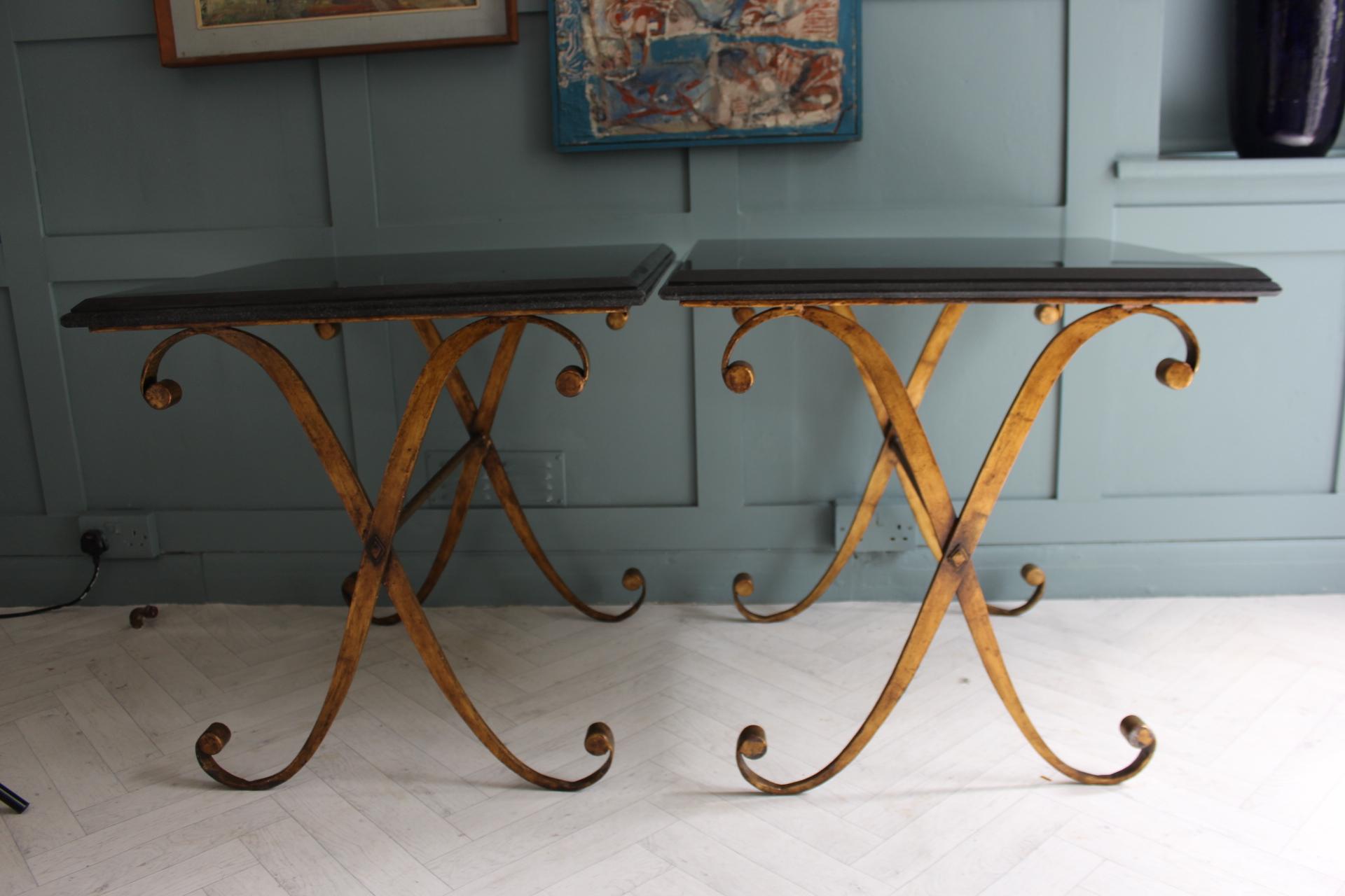 Hollywood Regency Paire de tables d'appoint en métal doré Granite par John Richard en vente