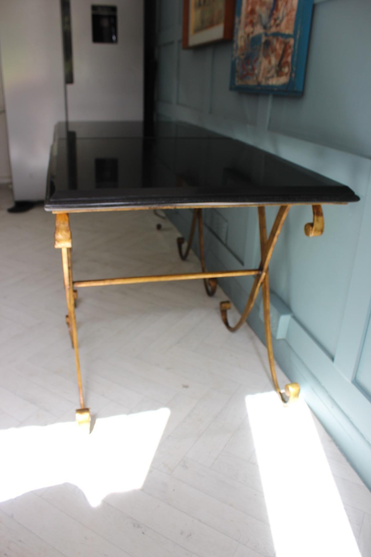 Britannique Paire de tables d'appoint en métal doré Granite par John Richard en vente