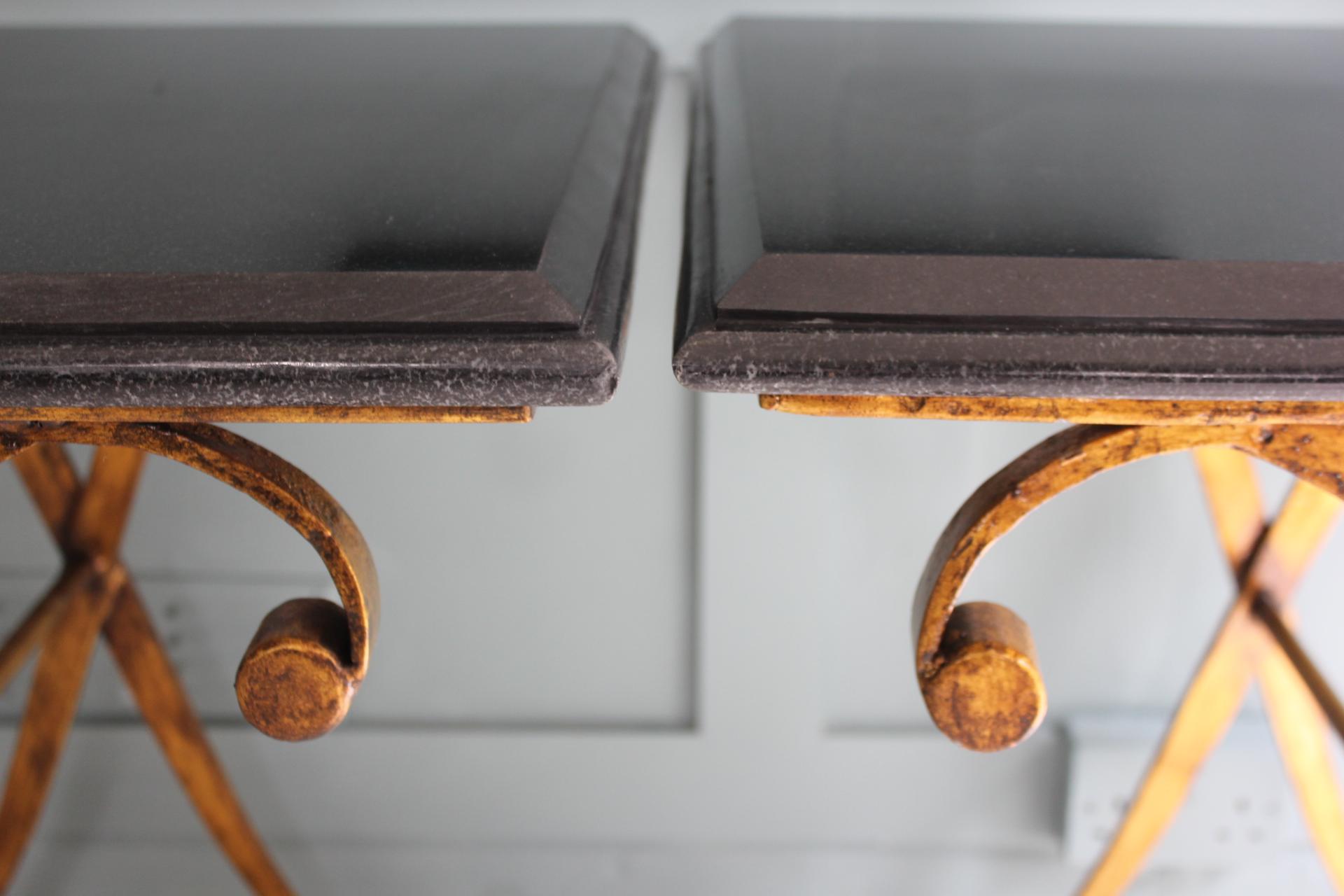 Paire de tables d'appoint en métal doré Granite par John Richard en vente 2