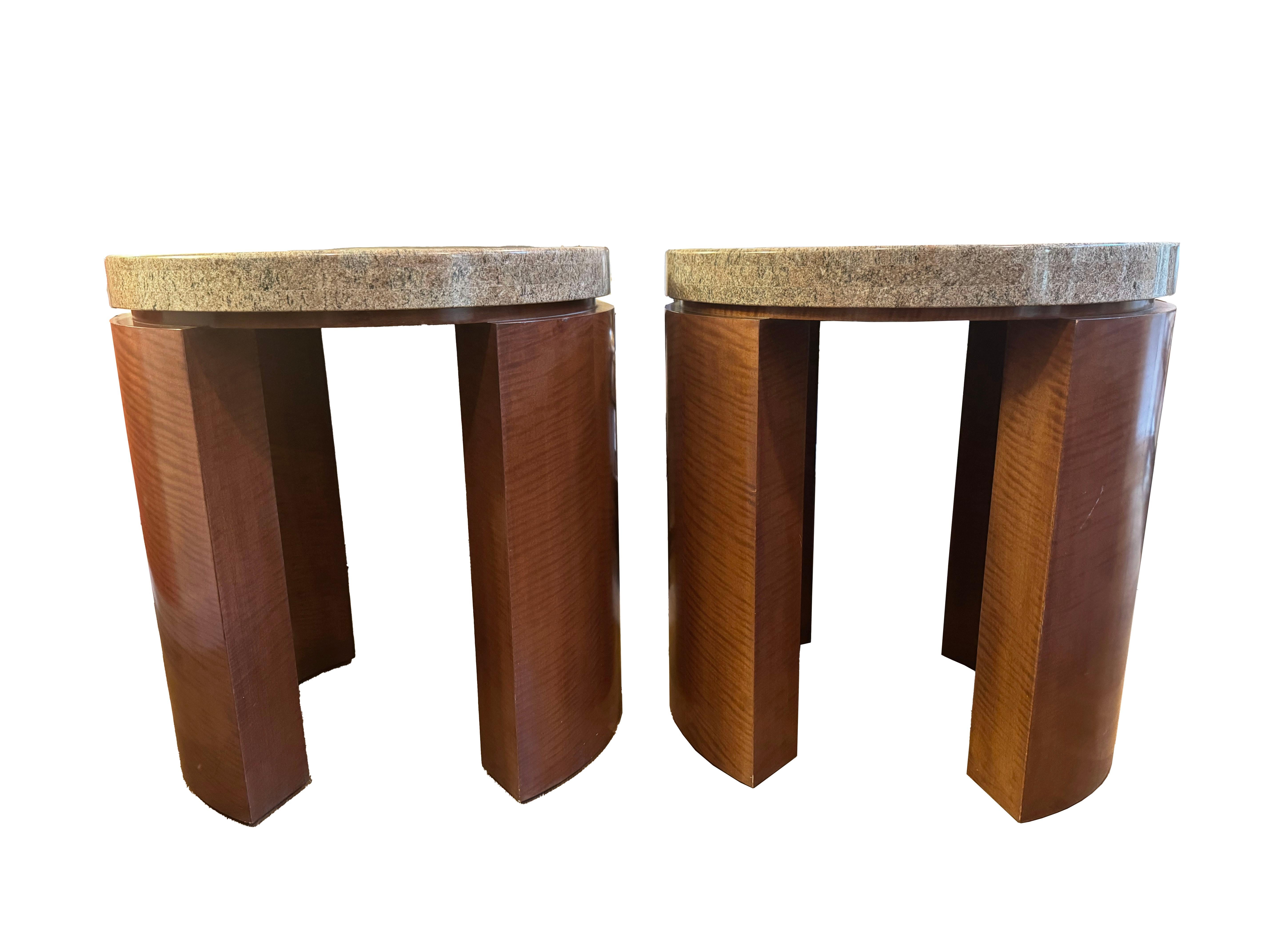 Eleva la estética de tu hogar con este sofisticado par de mesas auxiliares redondas, que combinan a la perfección los estilos moderno y contemporáneo. Cada mesa tiene una robusta base de madera con una elegante forma curva, acabada con un rico tinte