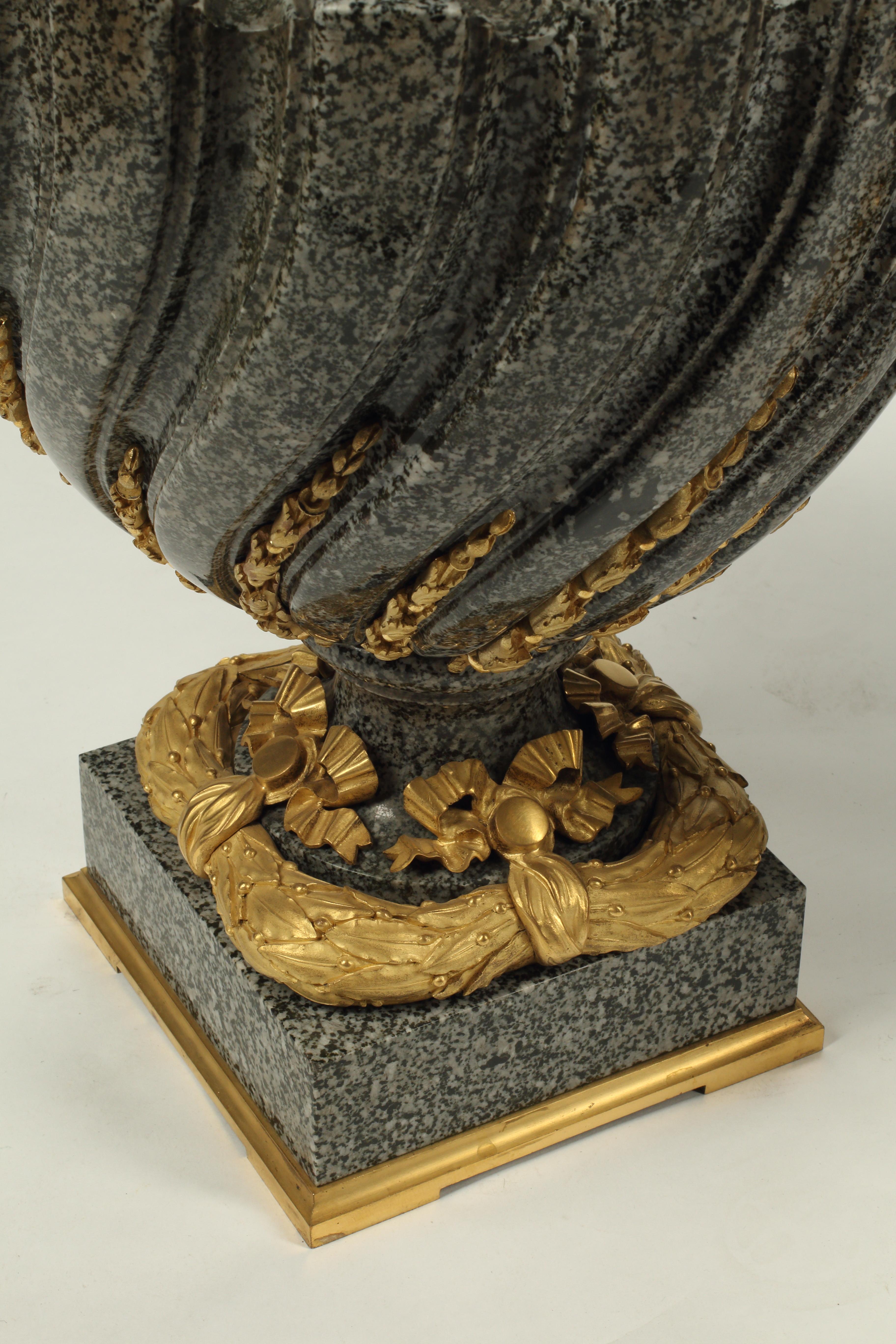 Francese Coppia di urne in granito con supporti in bronzo dorato, XIX secolo, Francia in vendita