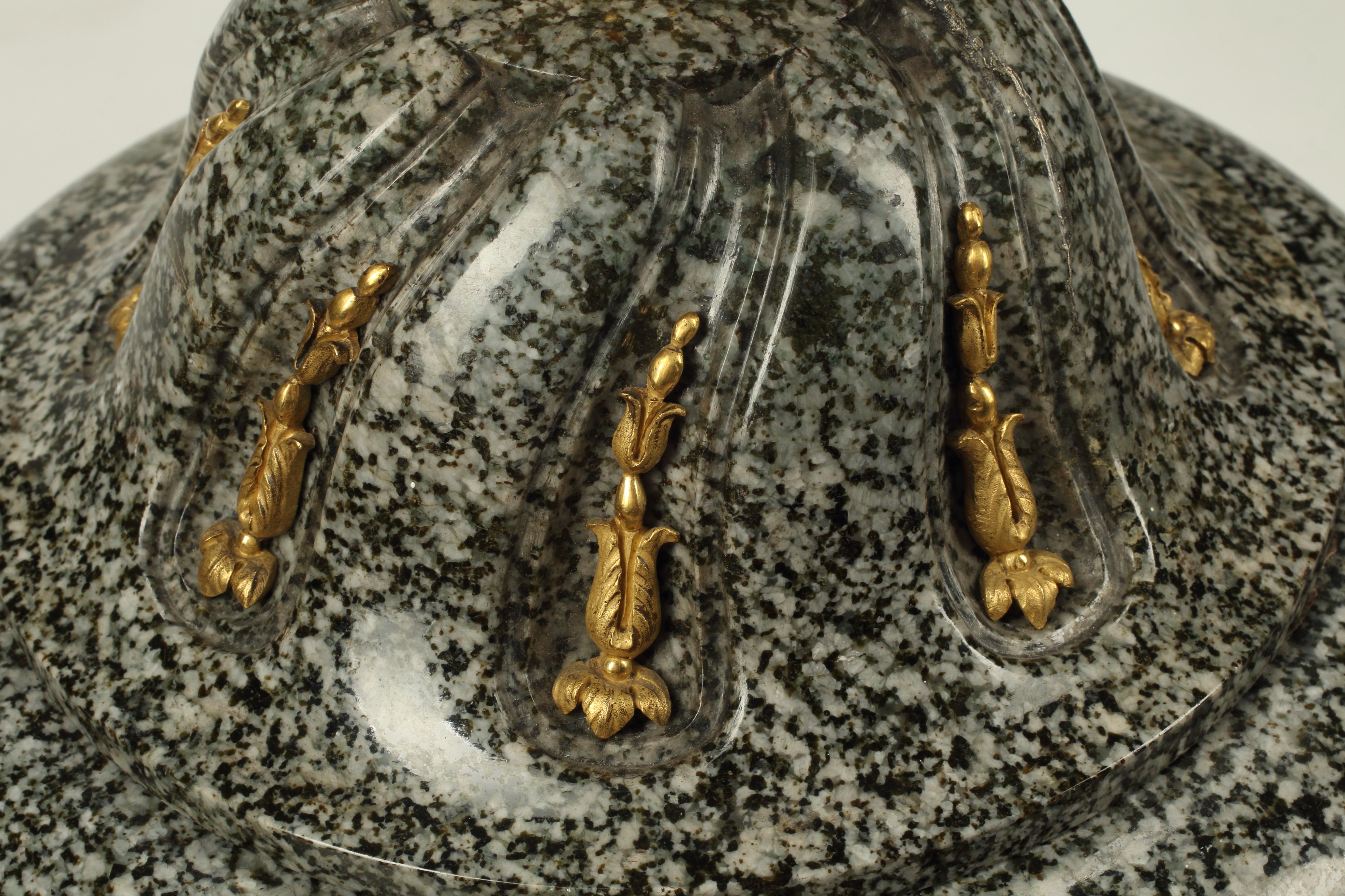 Coppia di urne in granito con supporti in bronzo dorato, XIX secolo, Francia In condizioni buone in vendita a El Monte, CA