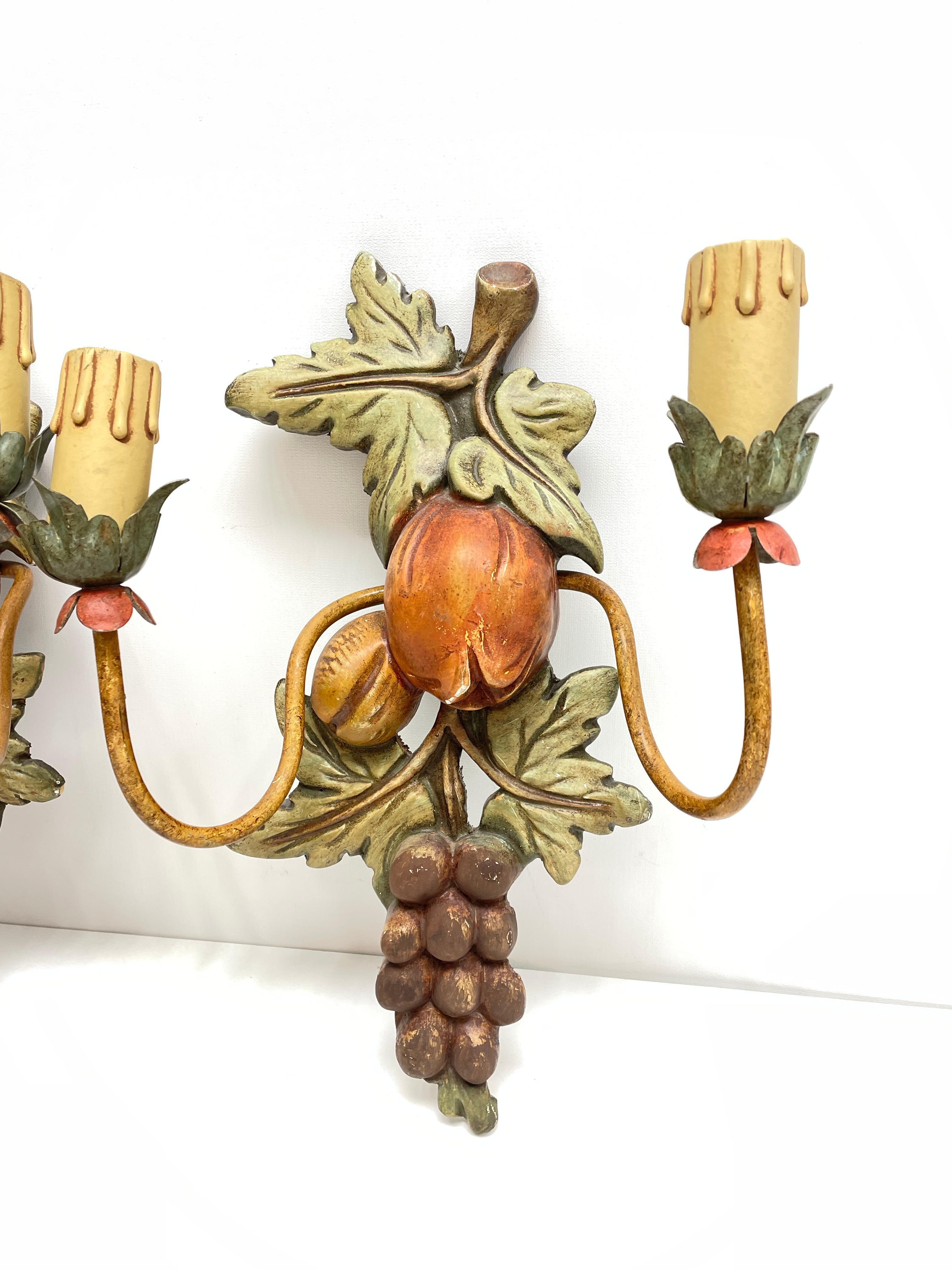 Hollywood Regency Pair of Grape and Leaf Tole Sconces Polychrome Wood, 1960s, Italy For Sale