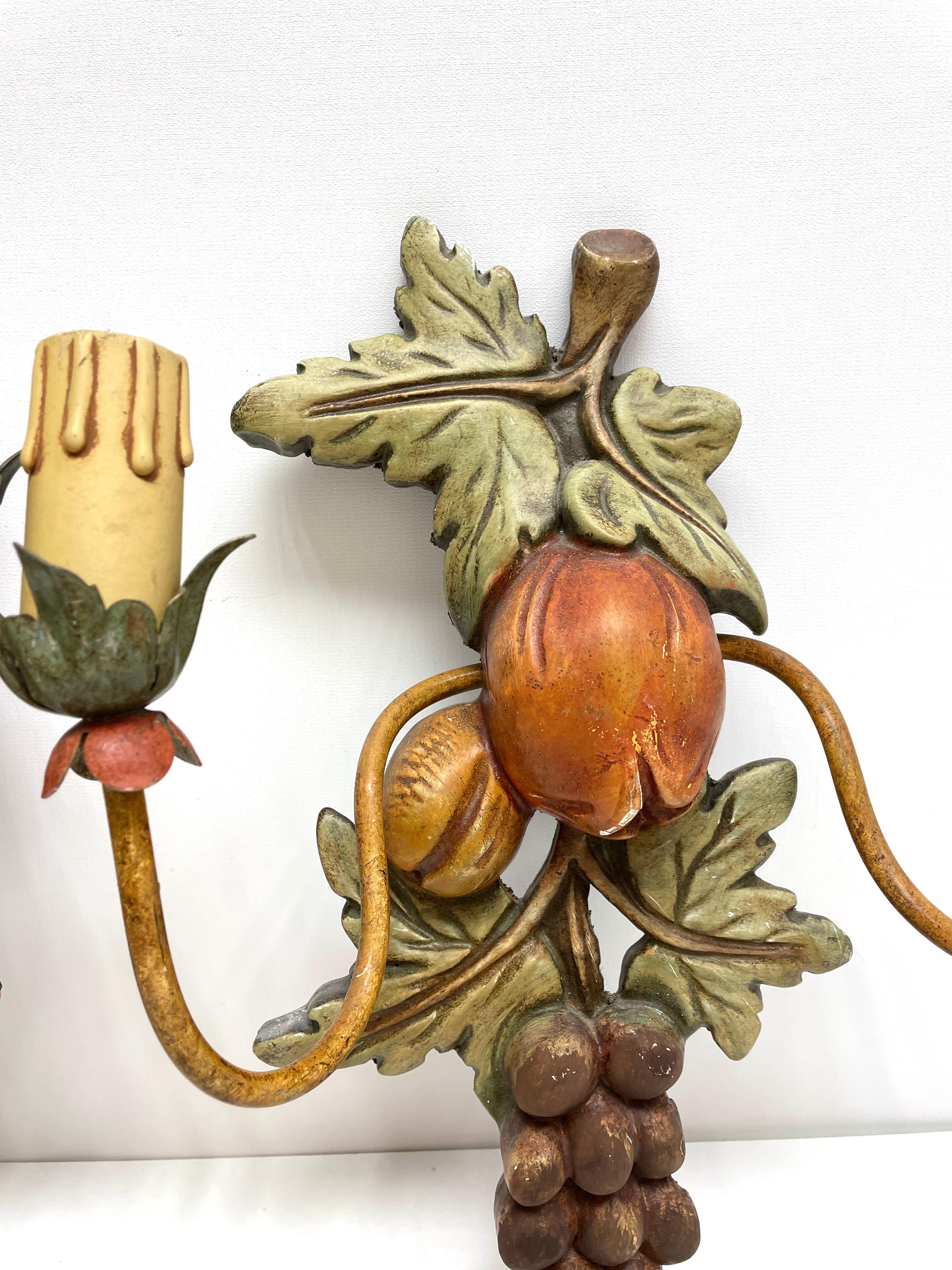 Mid-20th Century Pair of Grape and Leaf Tole Sconces Polychrome Wood, 1960s, Italy For Sale