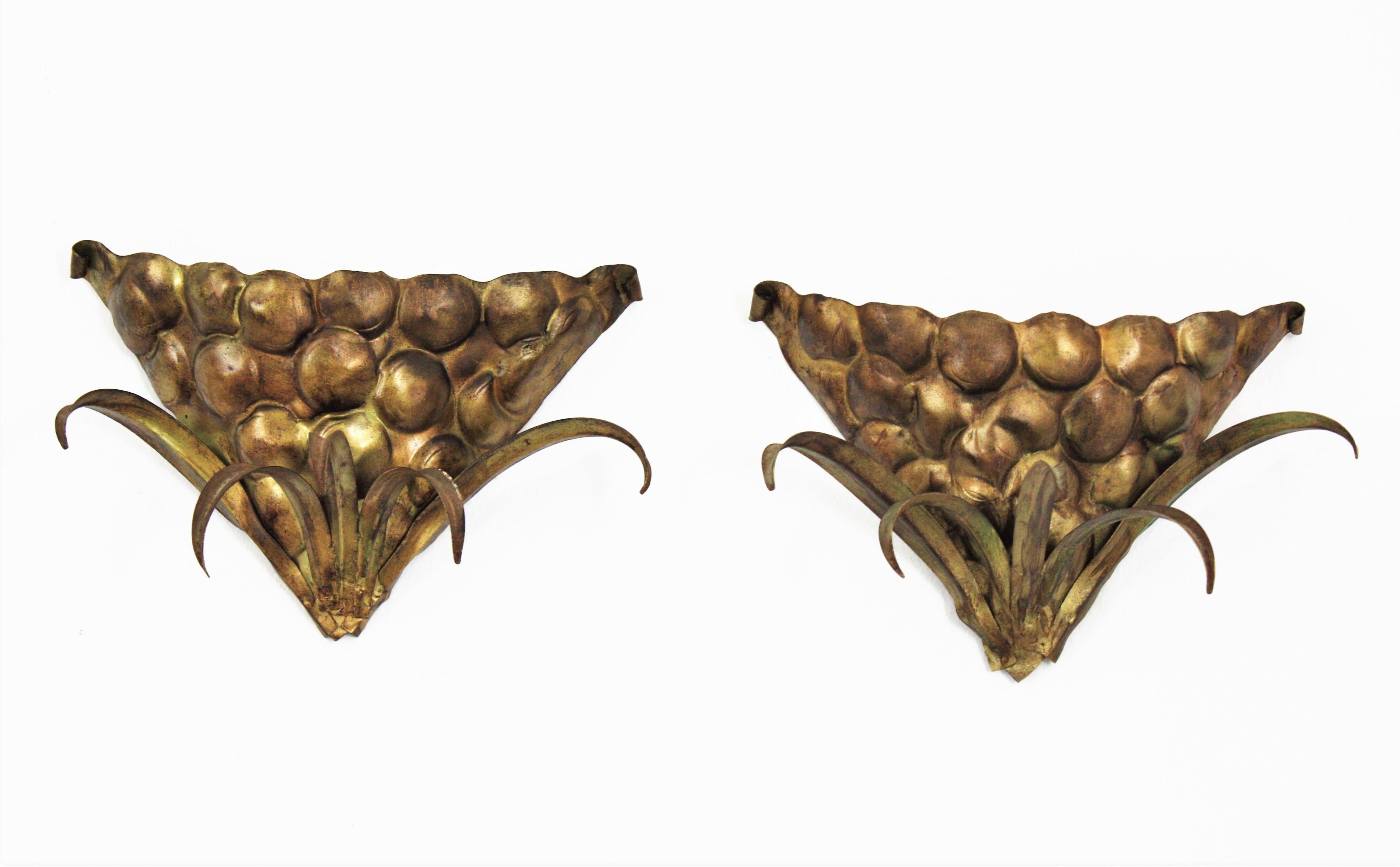 Pair of Hollywood Regency gilt metal grapes and leaves wall sconces, Spain, 1950s
These wall sconces feature a gilt metal shade in bunch of grapes shape accented by leaves at the bottom part.
Nice aged patina.
They provide a charming mood