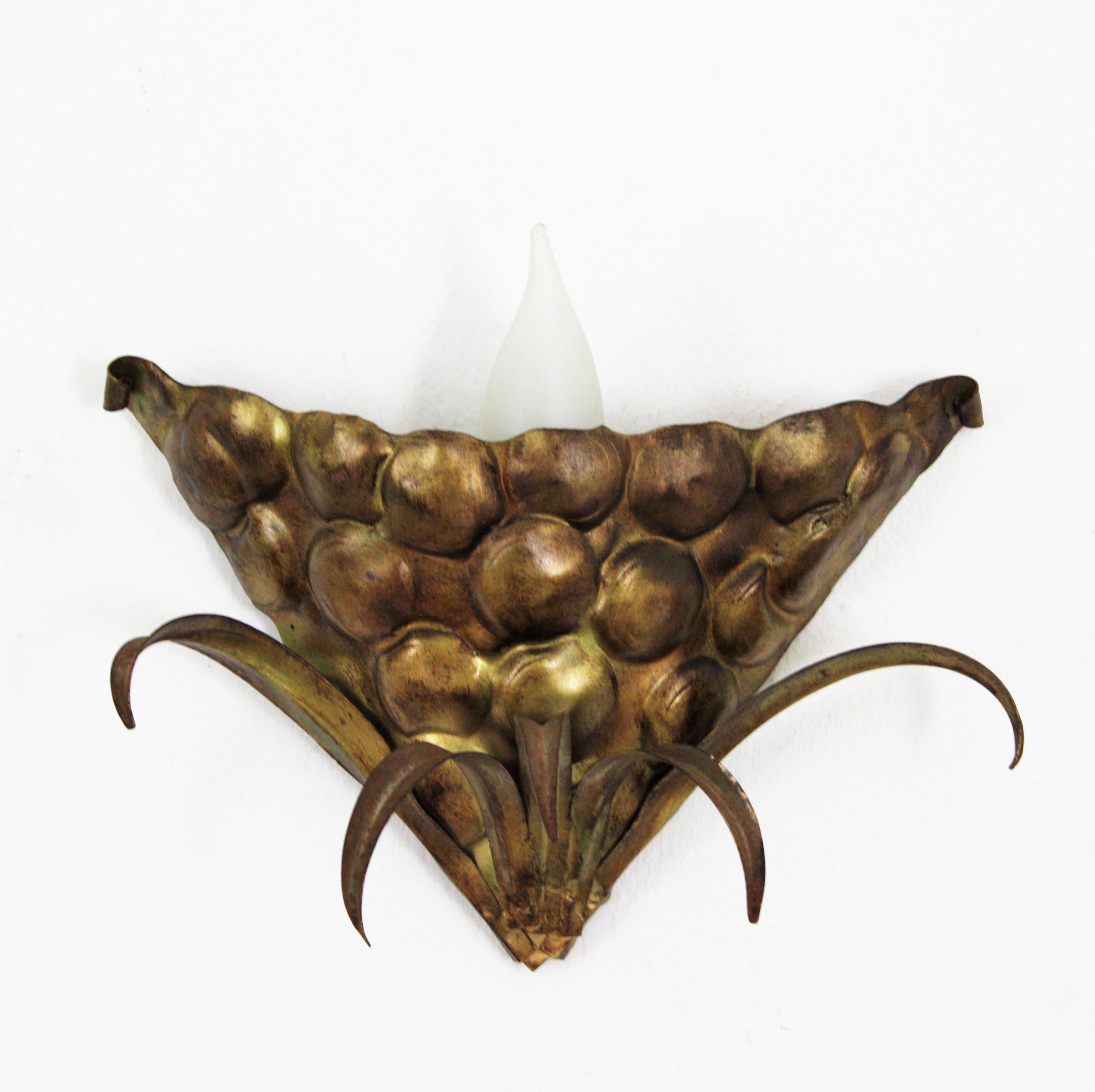 Coppia di lampade da parete in ferro dorato Hollywood Regency, design a grappolo d'uva, anni '50 In condizioni buone in vendita a Barcelona, ES