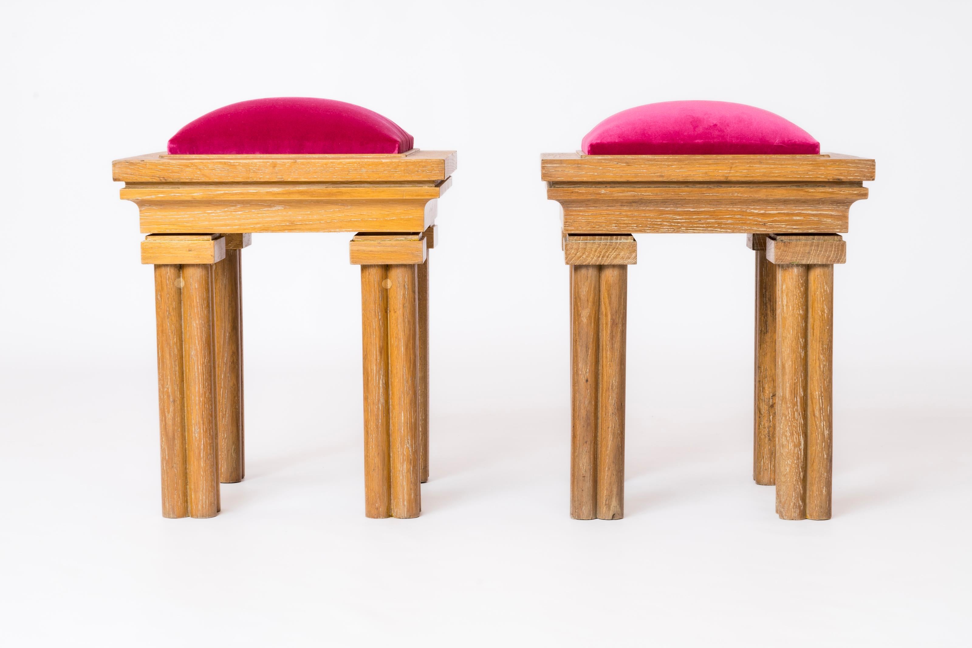 Paar Hocker aus massivem gekälktem Eichenholz mit scharfen rosa Samt-Kissen - Frankreich 1980er Jahre im Zustand „Relativ gut“ im Angebot in New York, NY