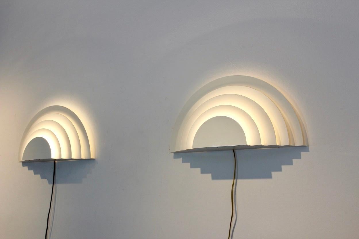 Expressive pair of ‘Meander’ sconces designed by Cesare Casati and Emanuele Ponzio for RAAK Amsterdam Holland in the 1970s. Manufactured by RAAK Amsterdam Holland.
They are made from white lacquered metal and each contains six semi circles that