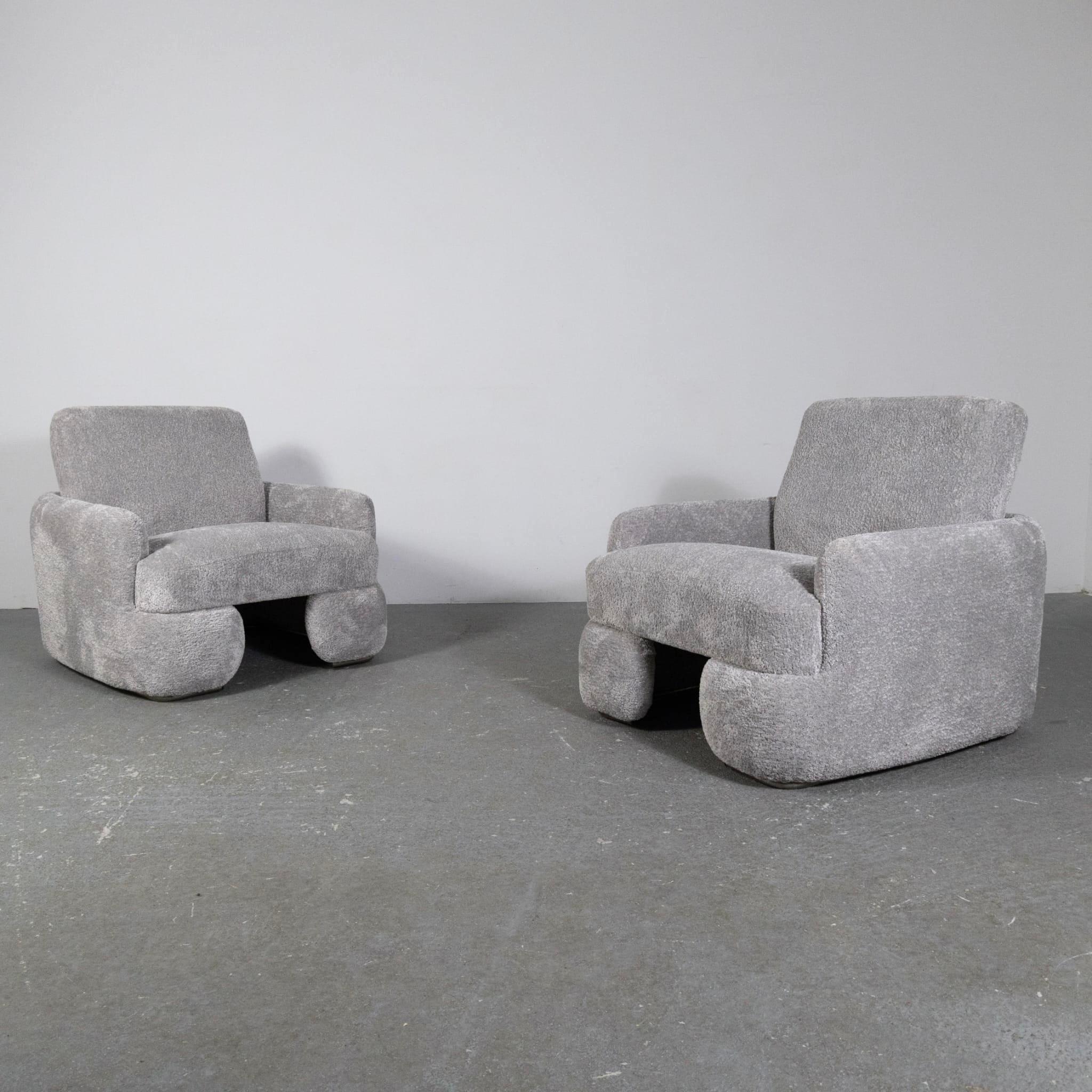 Mid-Century Modern space age Italian design pair of armchairs or lounge chairs attributed to the manufacture Tecnosalotto. New Upholstery reupholstered gray bouclé fabric. Famous design like Gio Ponti, Gianfranco Frattini, Cassina, Osvaldo Borsani,