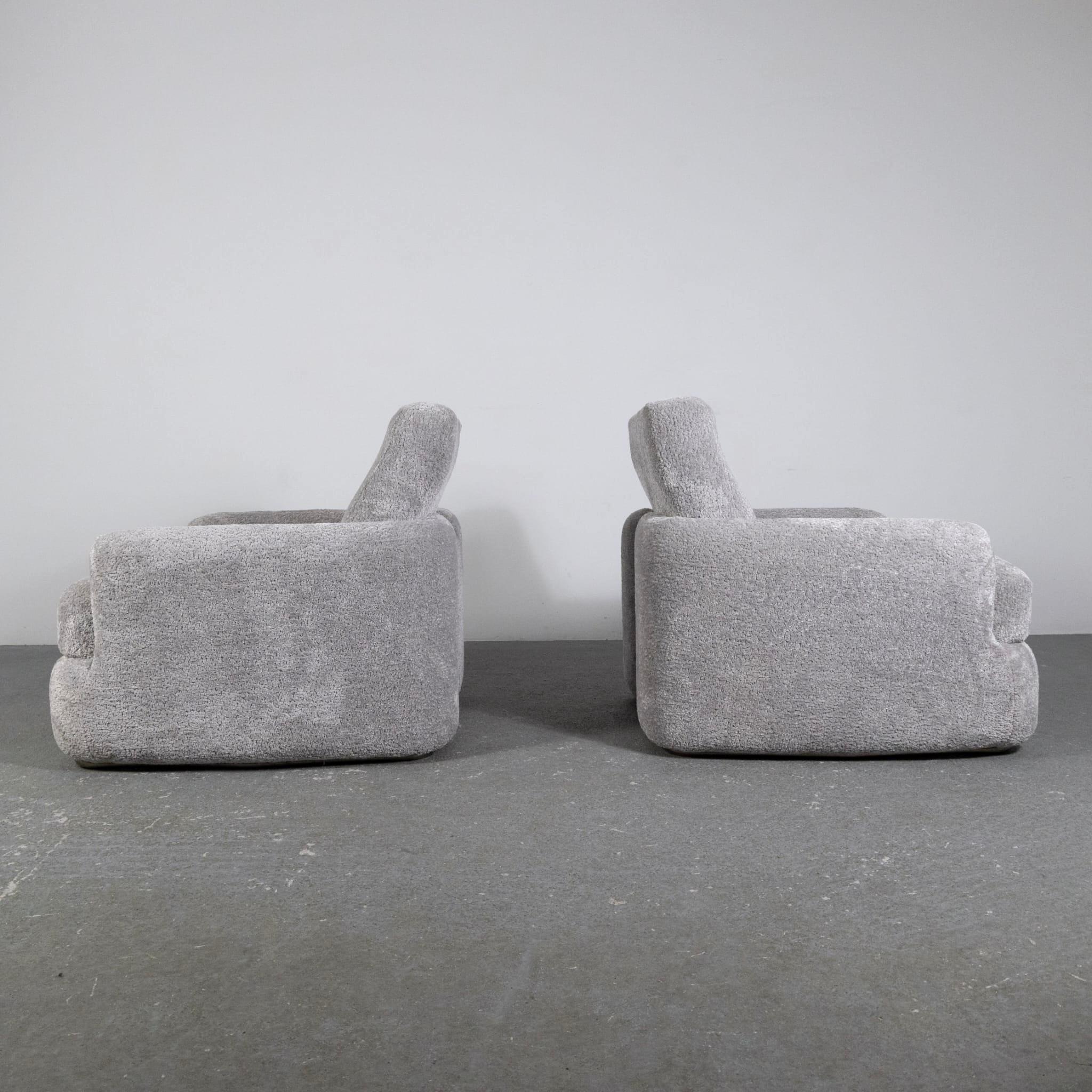 Pair of Grey Bouclé Armchairs, Italy, 1970s In Good Condition In SAINT-OUEN, FR