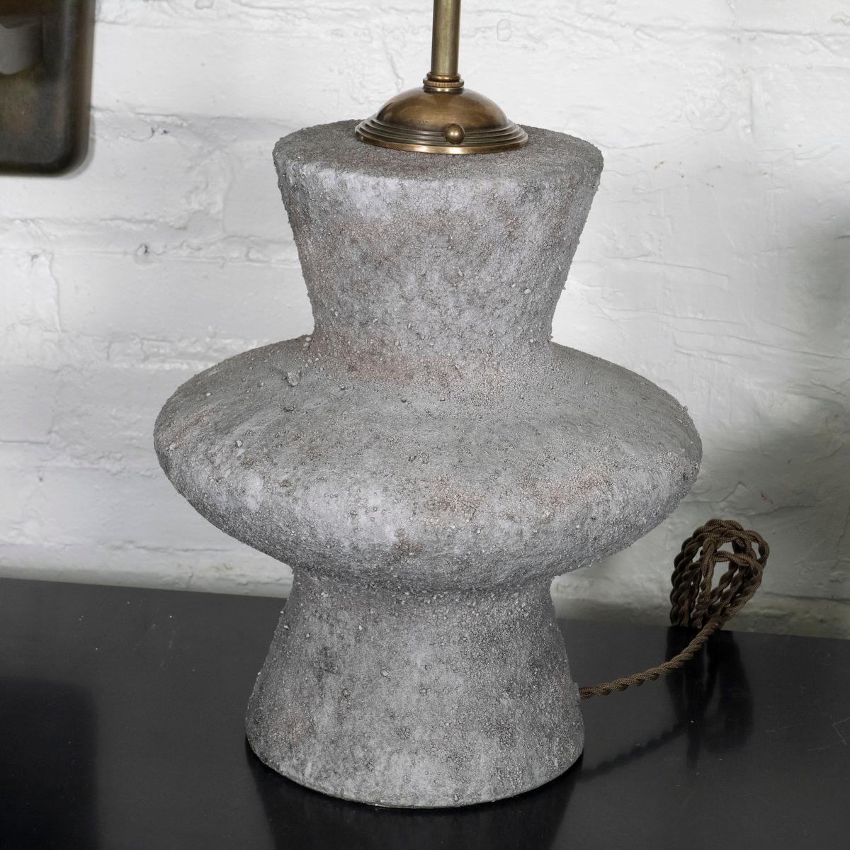 Pareja de lámparas de sobremesa de cerámica gris en Bueno estado para la venta en Tarrytown, NY