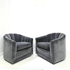 Paire de fauteuils pivotants en velours gris à capitonnage (2 paires disponibles)