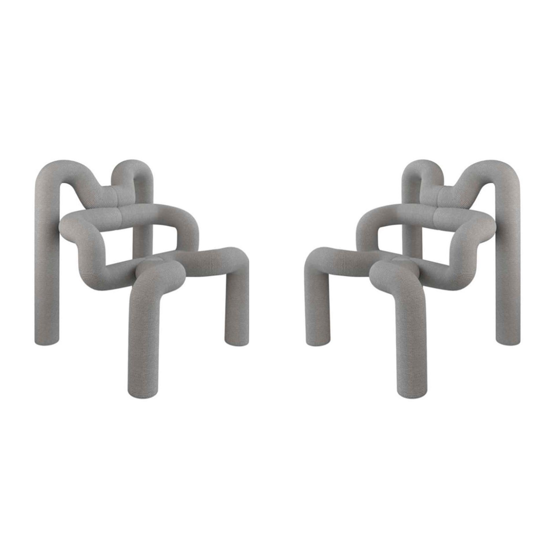 Paire de fauteuils Ekstren gris conçus par Terje Ekstrom. Structure en acier recouverte de mousse de laine tricotée, et tapissée de tissu de laine gris.

Découvrez le mélange parfait d'élégance et de confort avec notre paire exclusive de fauteuils