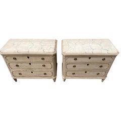 Paire de commodes gustaviennes grises en faux marbre