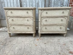 Paire de commodes gustaviennes grises en faux marbre
