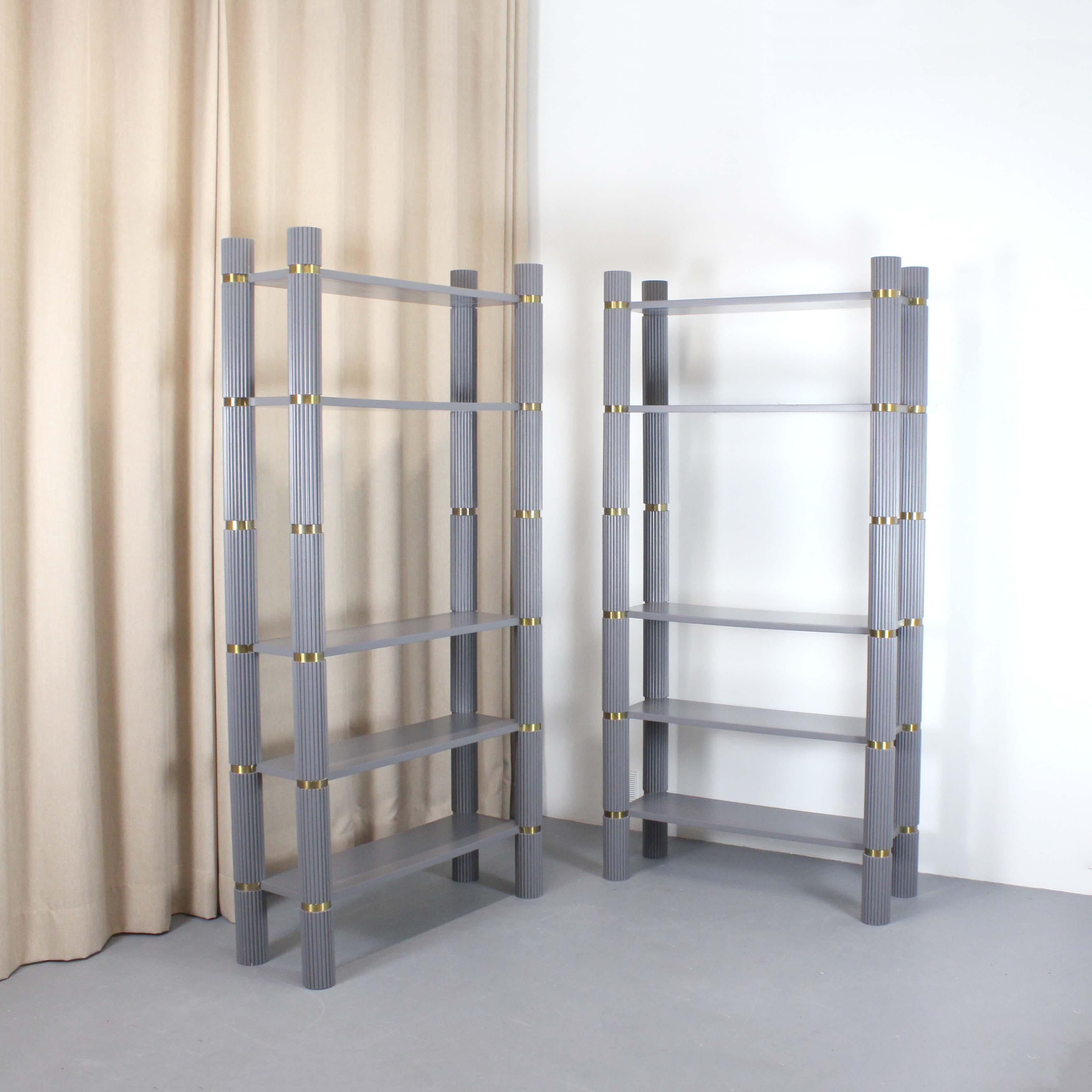 Pair of gray lacquered wooden shelves with fluted uprights and gilt brass detail For Sale 1