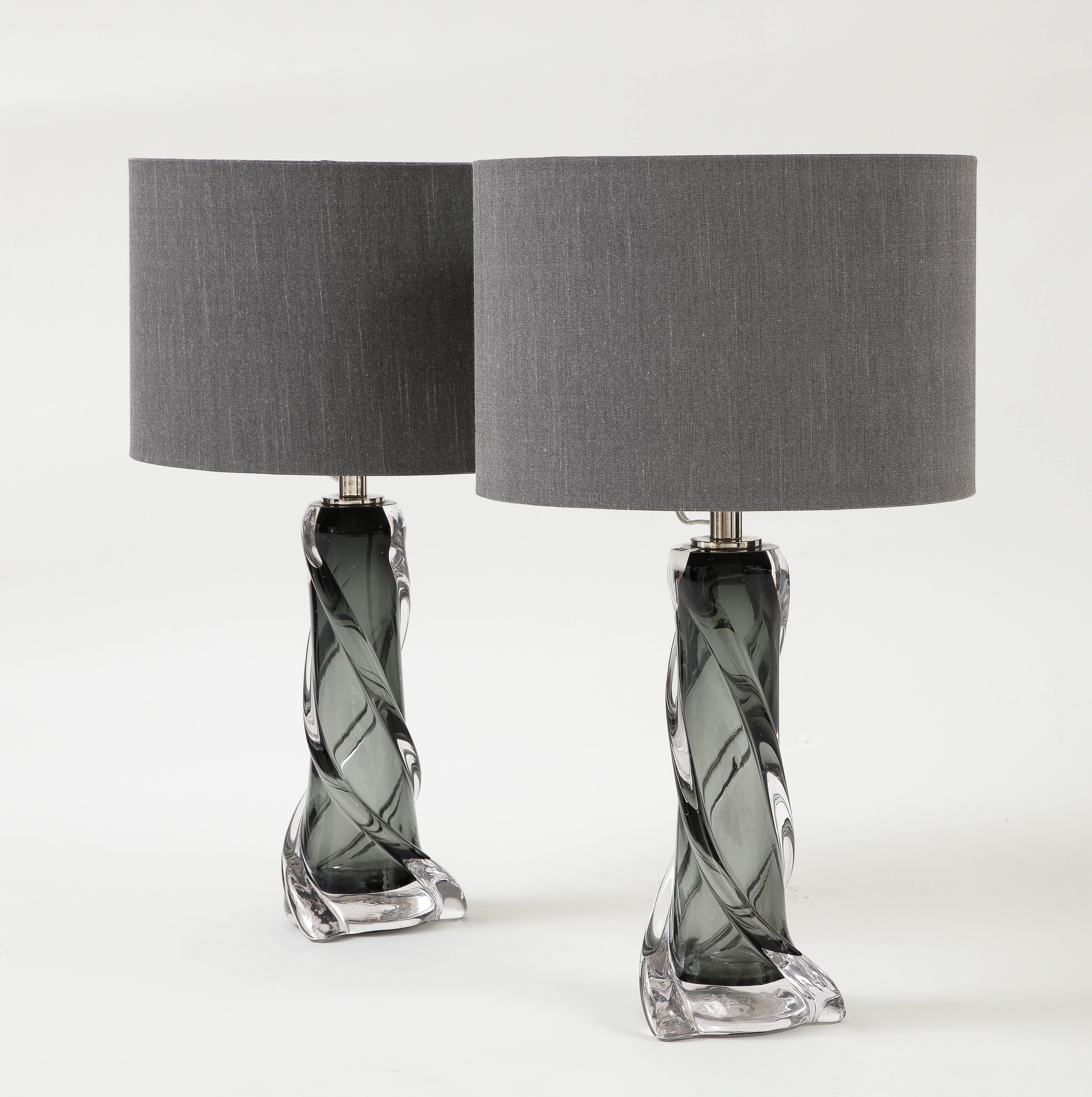 Mid-Century Modern Paire de lampes de Murano en verre torsadé gris en vente