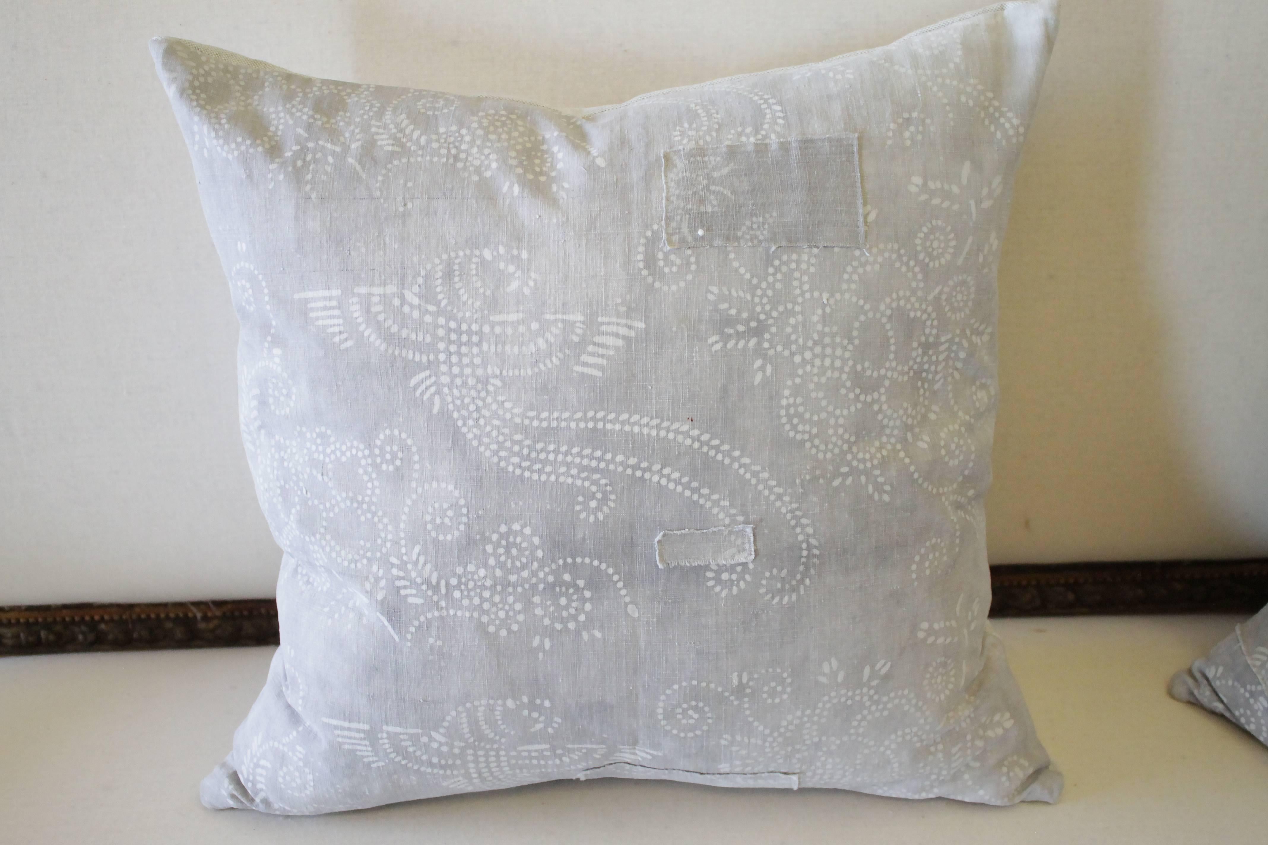 Pair of Gray Vintage Batik Accent Pillows In Good Condition In Brea, CA