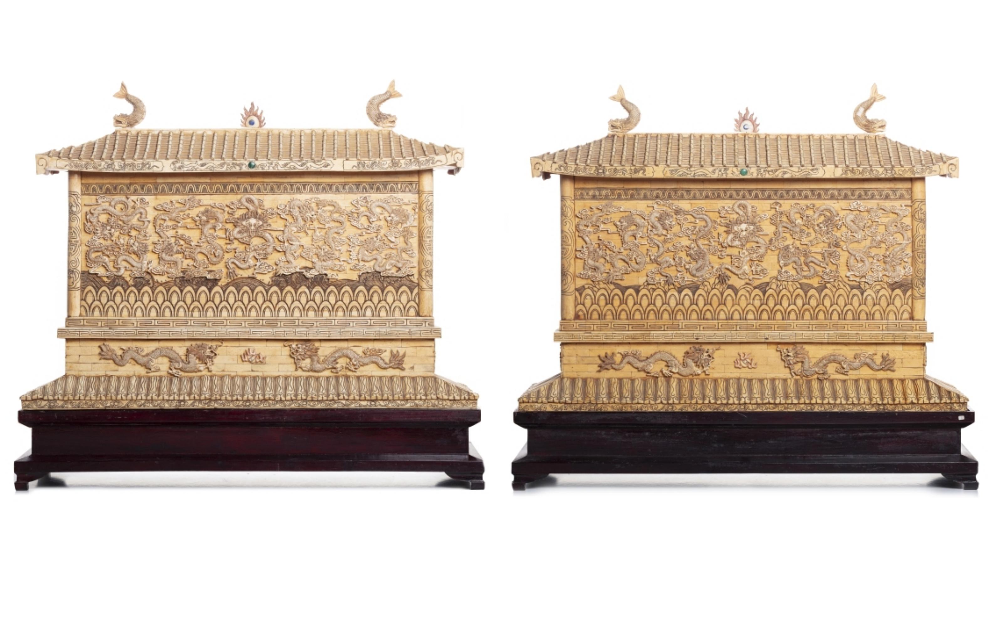 Ein Paar großer Drachentempel.

Chinesische Minguo-Periode (1912-1949), aus geschnitzten Knochenplatten. Mit detaillierten Drachenschnitzereien. Auf einem Holzsockel sitzend, Maße: (Bügel) 66 x 95 x 31 cm. Maße: (insgesamt) 94 x 101 x 34 cm.
Gute