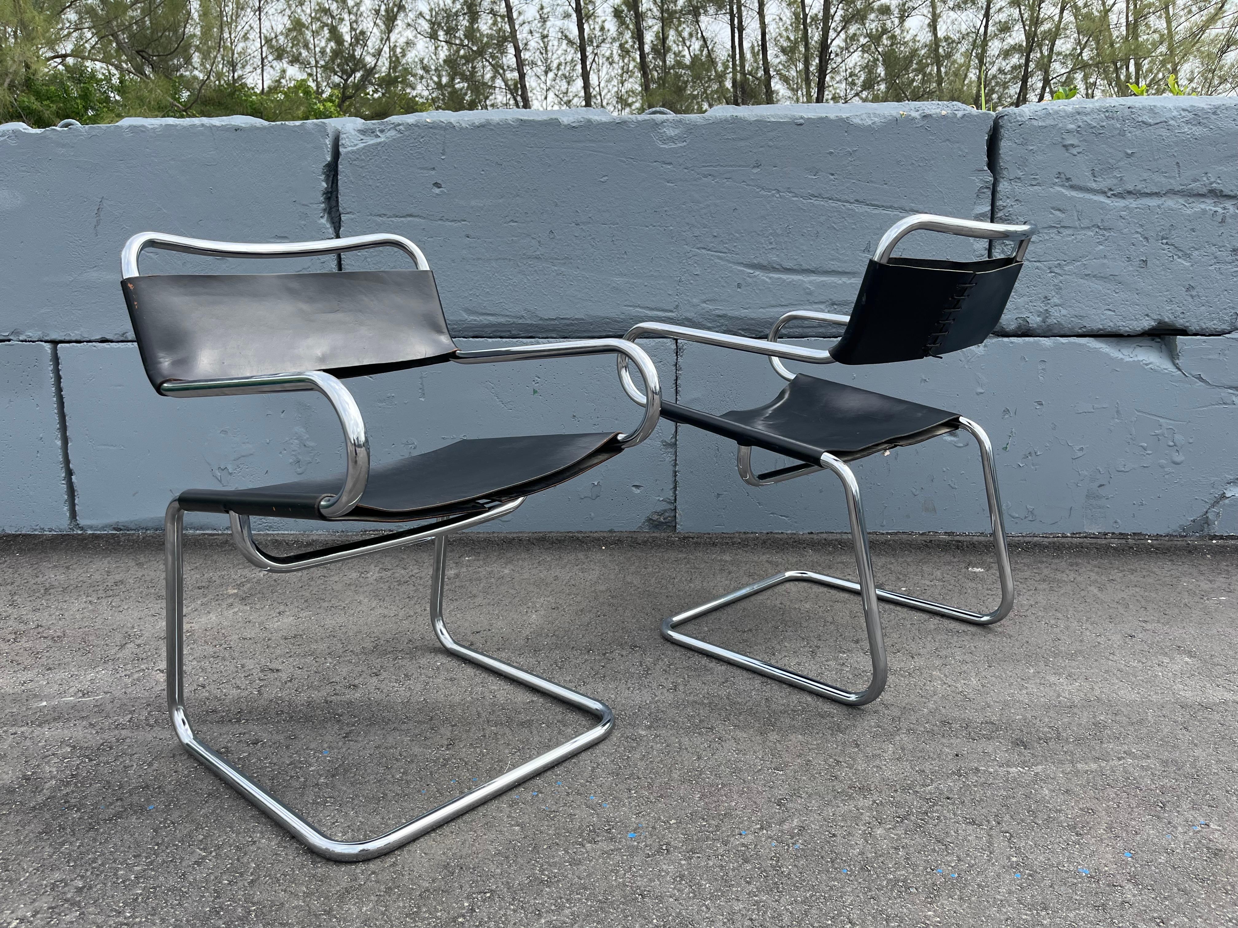 Paire de superbes fauteuils luge italiens en cuir sellier. Une forme et une qualité remarquables.